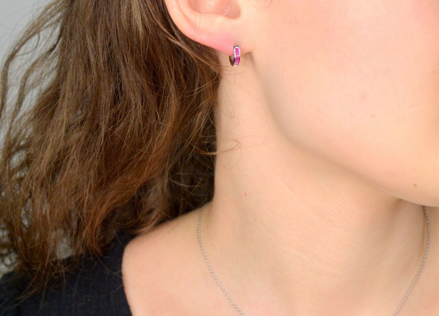 Srebrne kolczyki damskie 925 kółka na zatrzask z różowymi cyrkoniami  DIA-KLC-12399-925. Srebrne kolczyki damskie. Klasyczne srebrne kolczyki. Kolczyki kółka srebrne. Kolczyki dziecięce na prezent.1.jpg