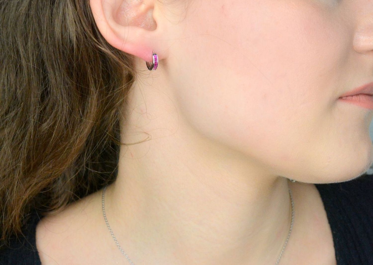 Srebrne kolczyki damskie 925 kółka na zatrzask z różowymi cyrkoniami  DIA-KLC-12399-925. Srebrne kolczyki damskie. Klasyczne srebrne kolczyki. Kolczyki kółka srebrne. Kolczyki dziecięce na prezent.1.jpg