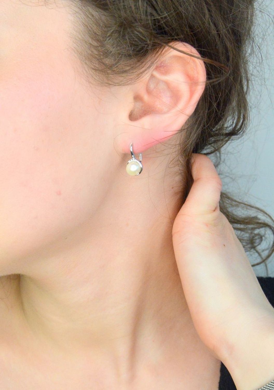 Srebrne kolczyki damskie 925 klasyczne z perłą DIA-KLC-12401-925. Srebrne kolczyki damskie. Kolczyki srebrne angielskie. Kolczyki srebrne na prezent. Kolczyki srebrne damskie z perłą.1.jpg