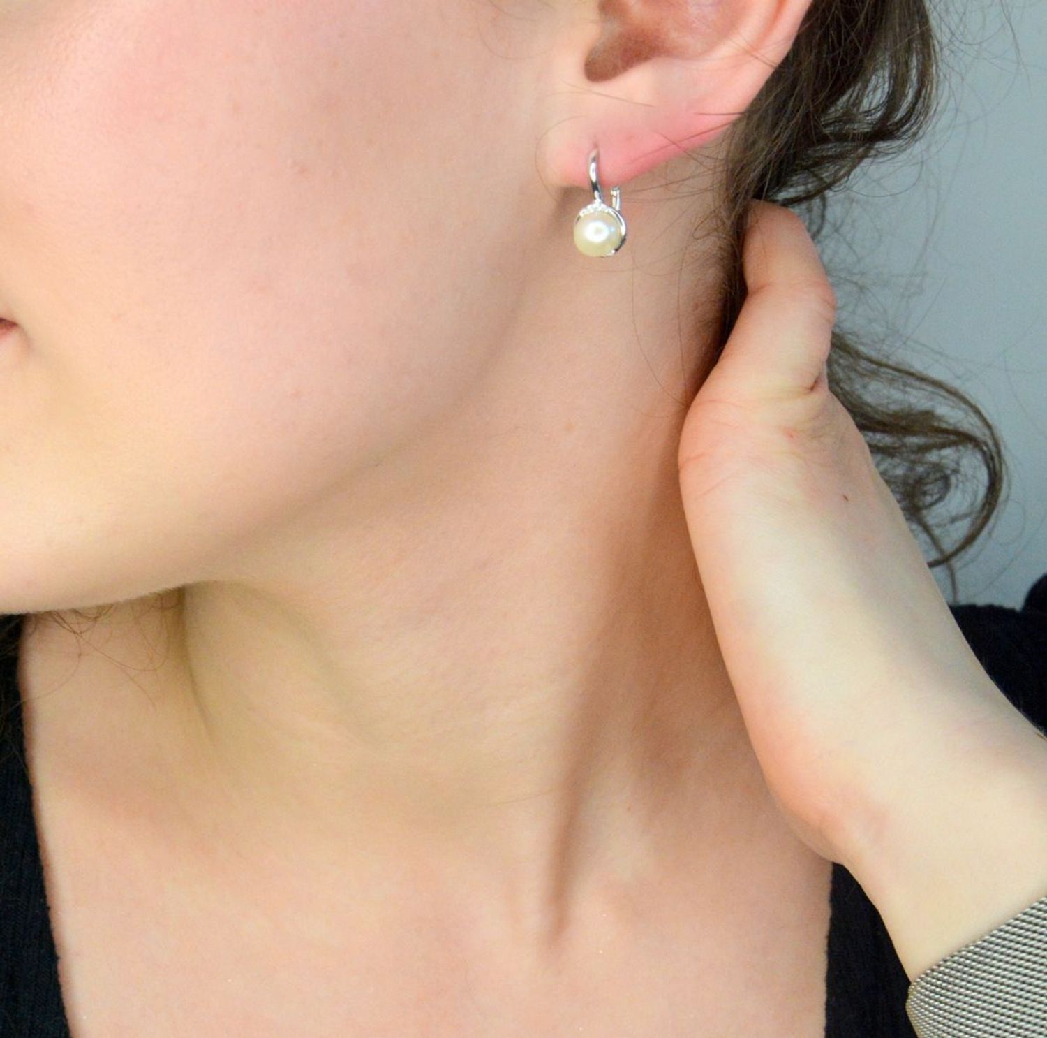 Srebrne kolczyki damskie 925 klasyczne z perłą DIA-KLC-12401-925. Srebrne kolczyki damskie. Kolczyki srebrne angielskie. Kolczyki srebrne na prezent. Kolczyki srebrne damskie z perłą.1.jpg