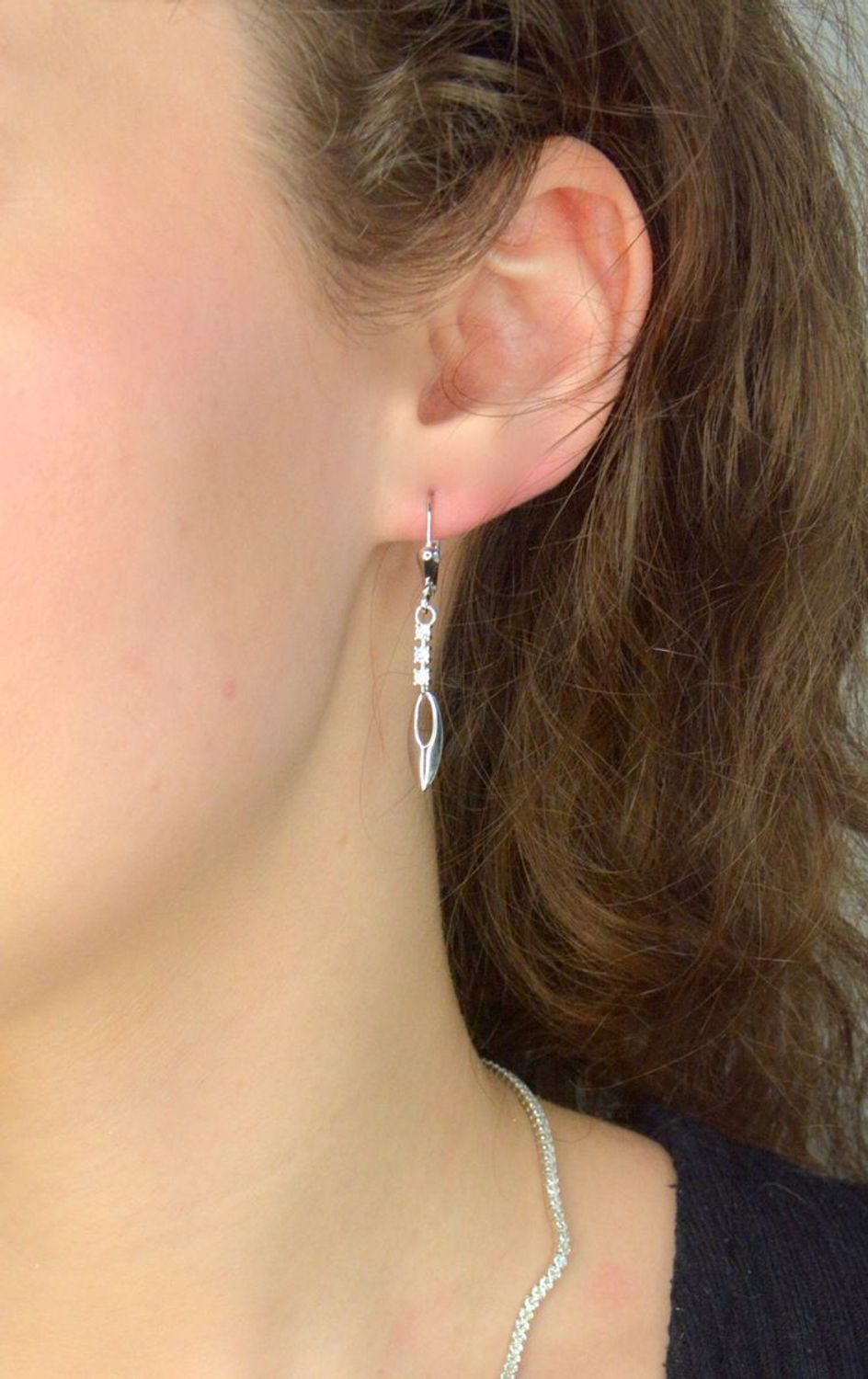 Srebrne kolczyki damskie 925 wiszące z cyrkoniami DIA-KLC-12406-925. Srebrne kolczyki damskie. Kolczyki srebrne angielskie. Kolczyki srebrne na prezent. Kolczyki srebrne damskie z cyrkonią.1.jpg