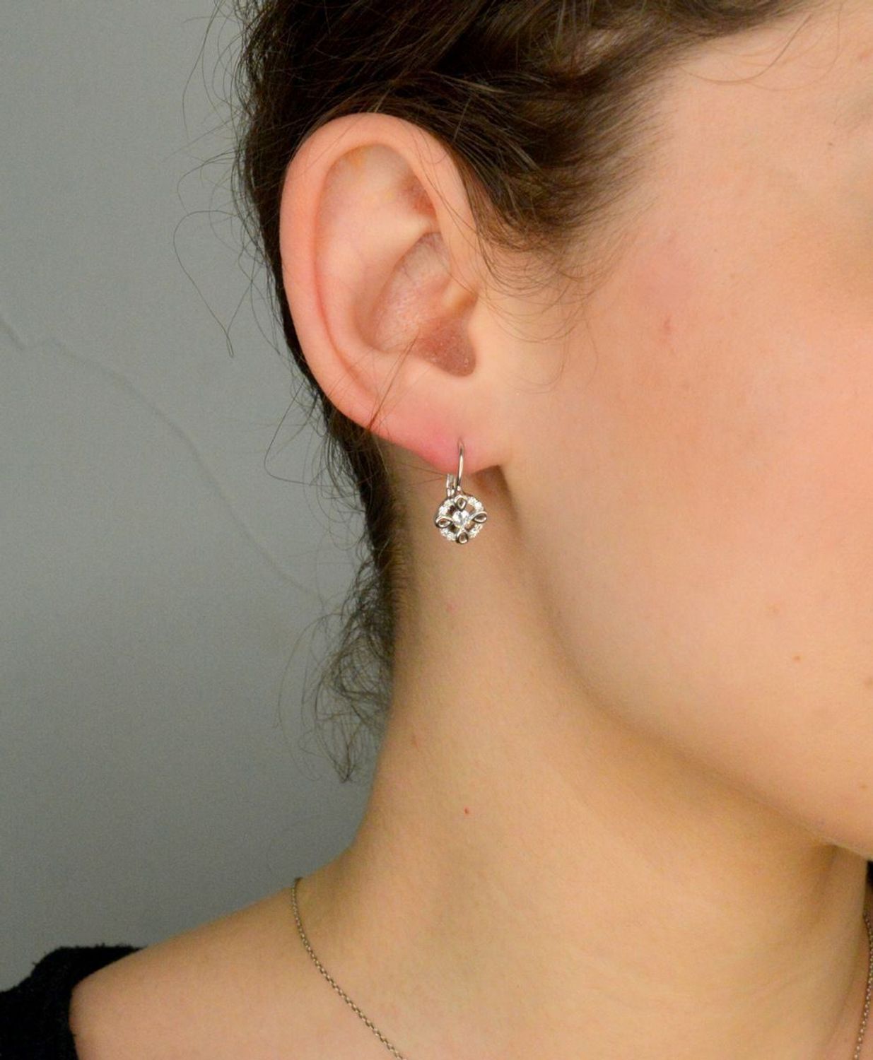 Srebrne kolczyki damskie 925 kwiatki z cyrkoniami DIA-KLC-12408-925. Srebrne kolczyki damskie. Kolczyki srebrne angielskie. Kolczyki srebrne na prezent. Kolczyki srebrne damskie z cyrkonią.1.jpg