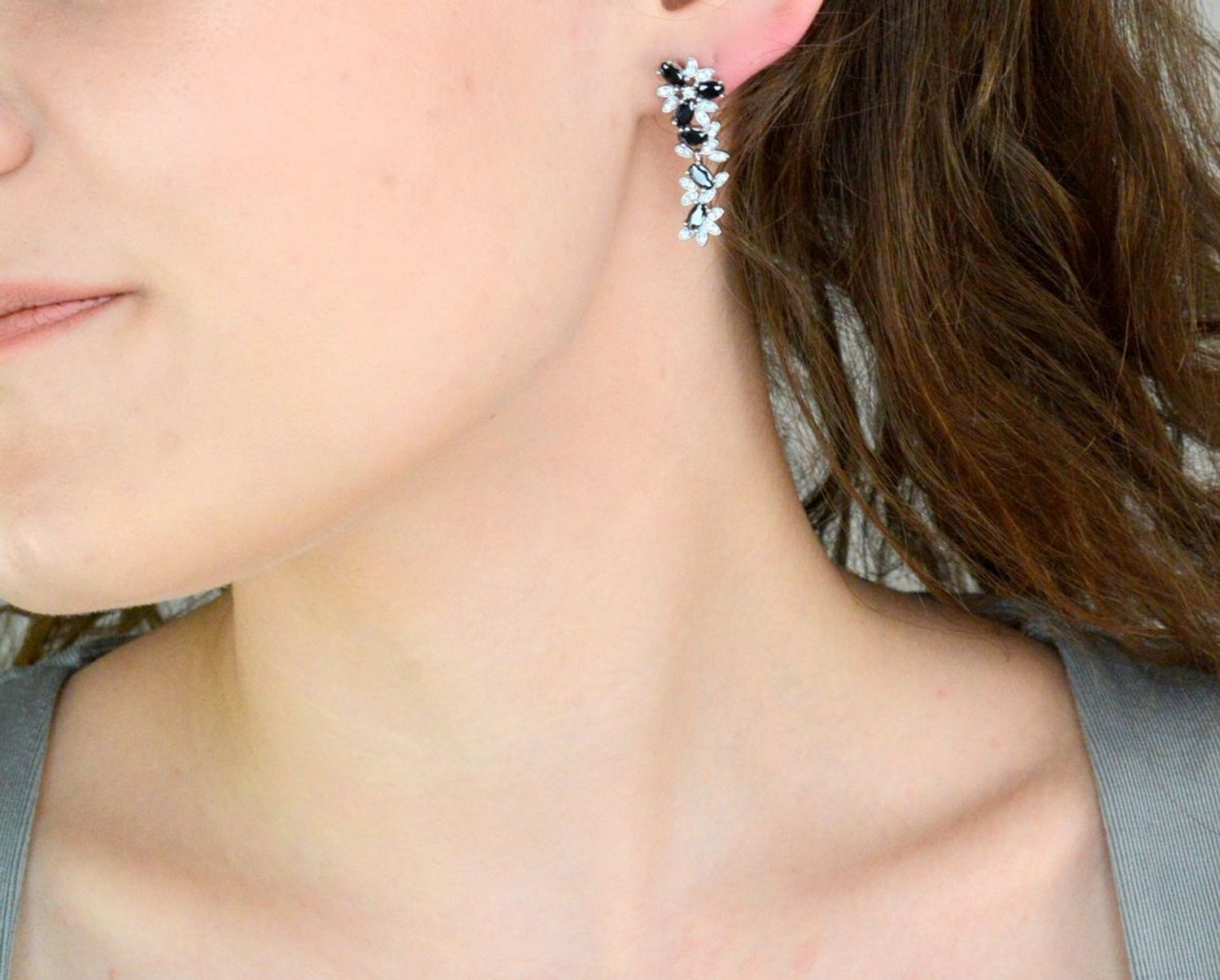 Kolczyki srebrne wiszące kwiatki pr 925, DIA-KLC-12411-925 Srebrne wiszące kolczyki zostały wykonane z najwyższej jakości srebra próby 925, ozdobione białą i czarną cyrkonią1.jpg