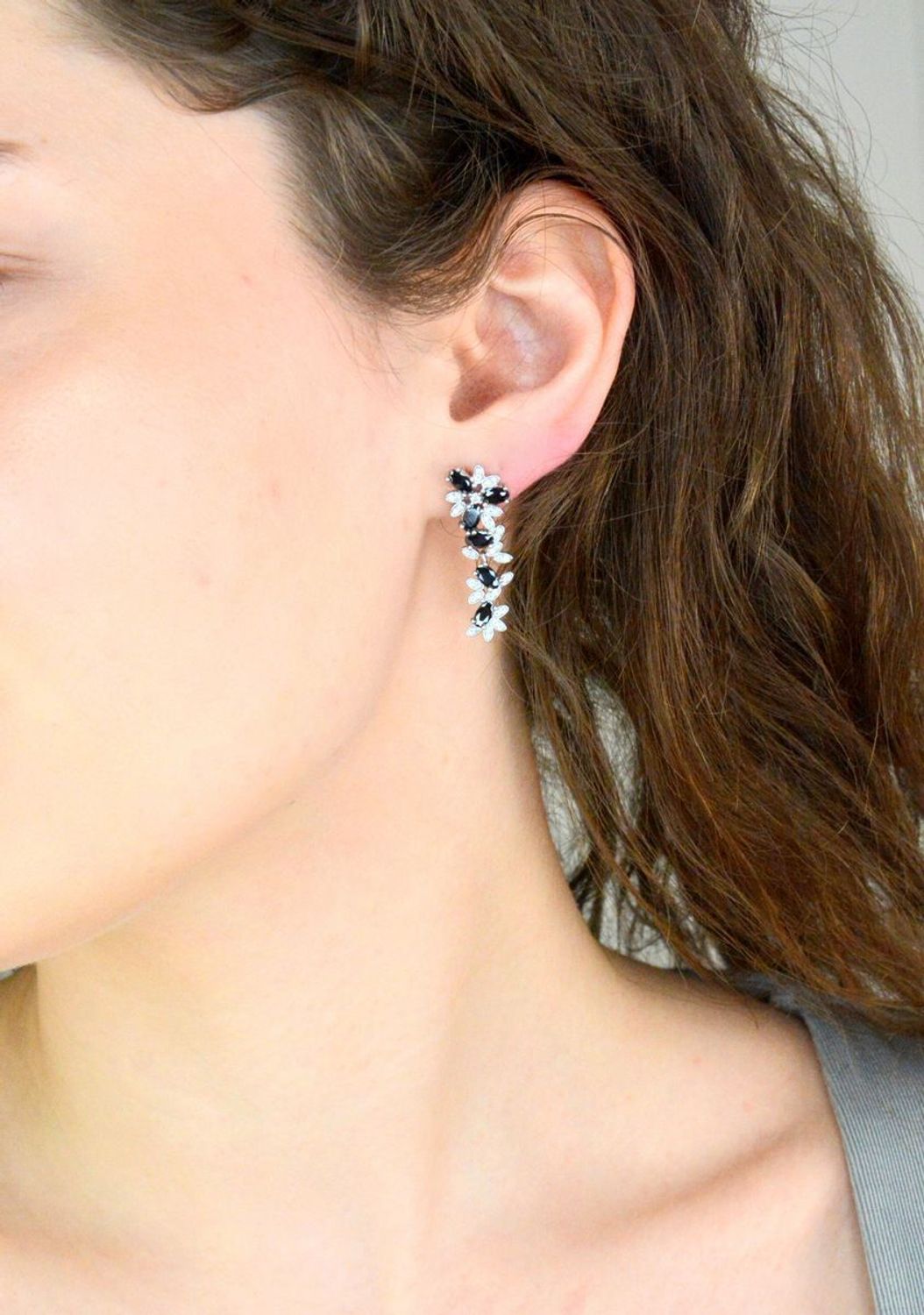 Kolczyki srebrne wiszące kwiatki pr 925, DIA-KLC-12411-925 Srebrne wiszące kolczyki zostały wykonane z najwyższej jakości srebra próby 925, ozdobione białą i czarną cyrkonią1.jpg