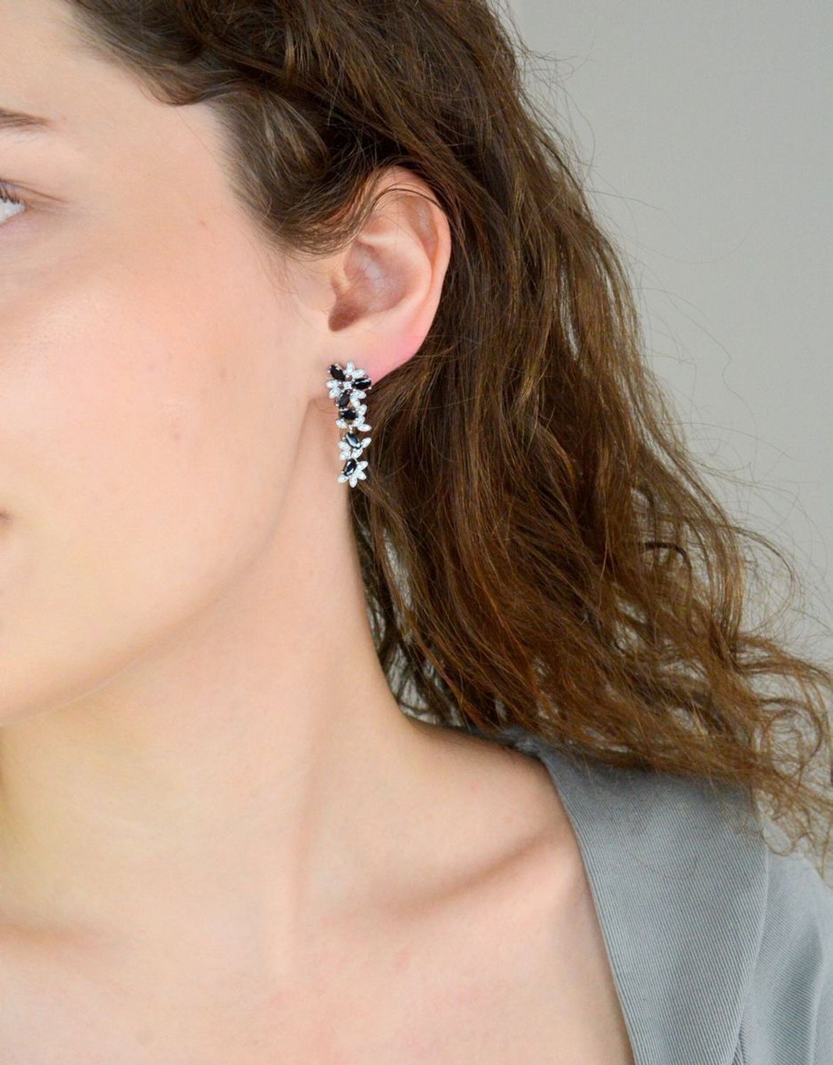 Kolczyki srebrne wiszące kwiatki pr 925, DIA-KLC-12411-925 Srebrne wiszące kolczyki zostały wykonane z najwyższej jakości srebra próby 925, ozdobione białą i czarną cyrkonią1.jpg