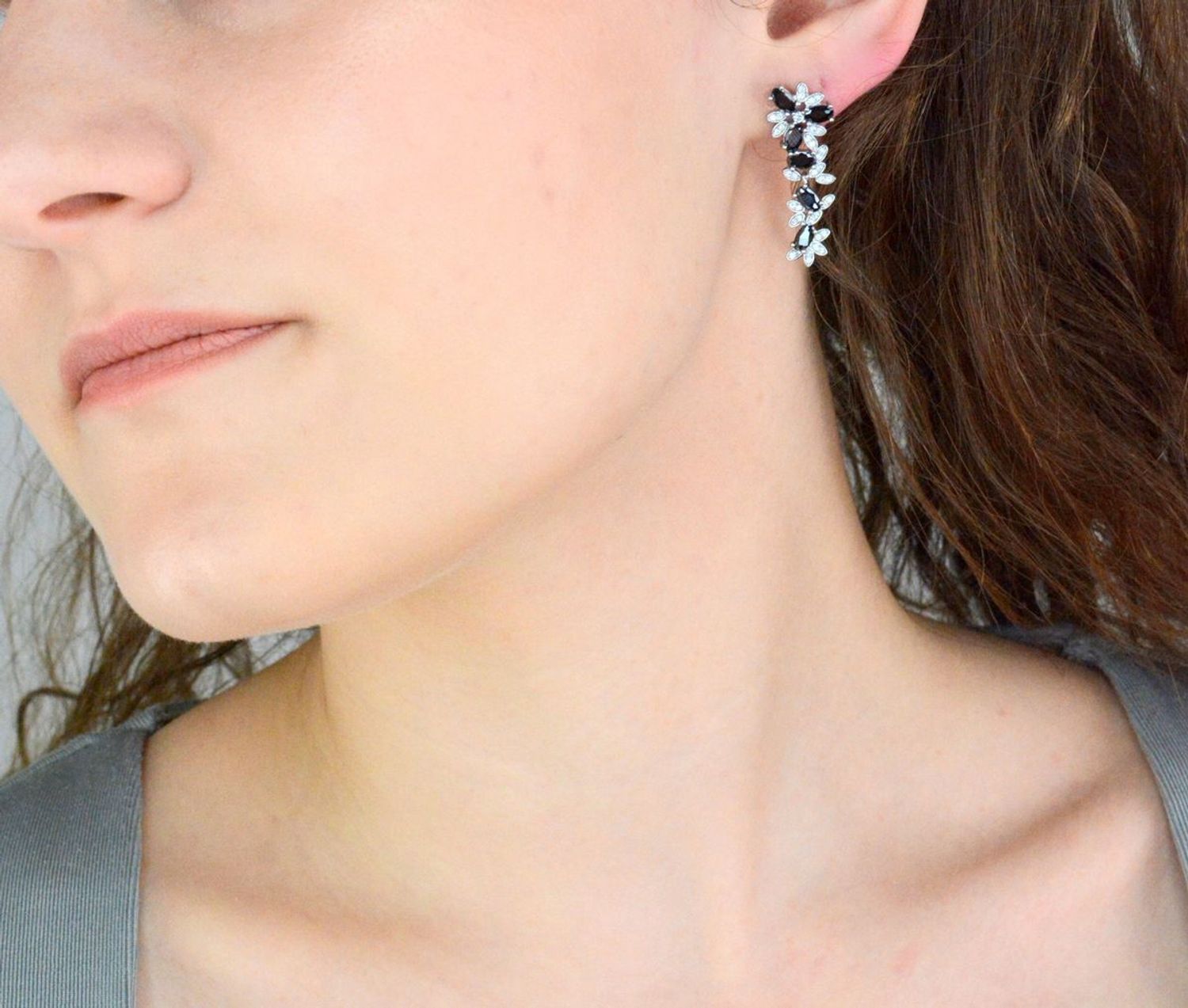 Kolczyki srebrne wiszące kwiatki pr 925, DIA-KLC-12411-925 Srebrne wiszące kolczyki zostały wykonane z najwyższej jakości srebra próby 925, ozdobione białą i czarną cyrkonią1.jpg