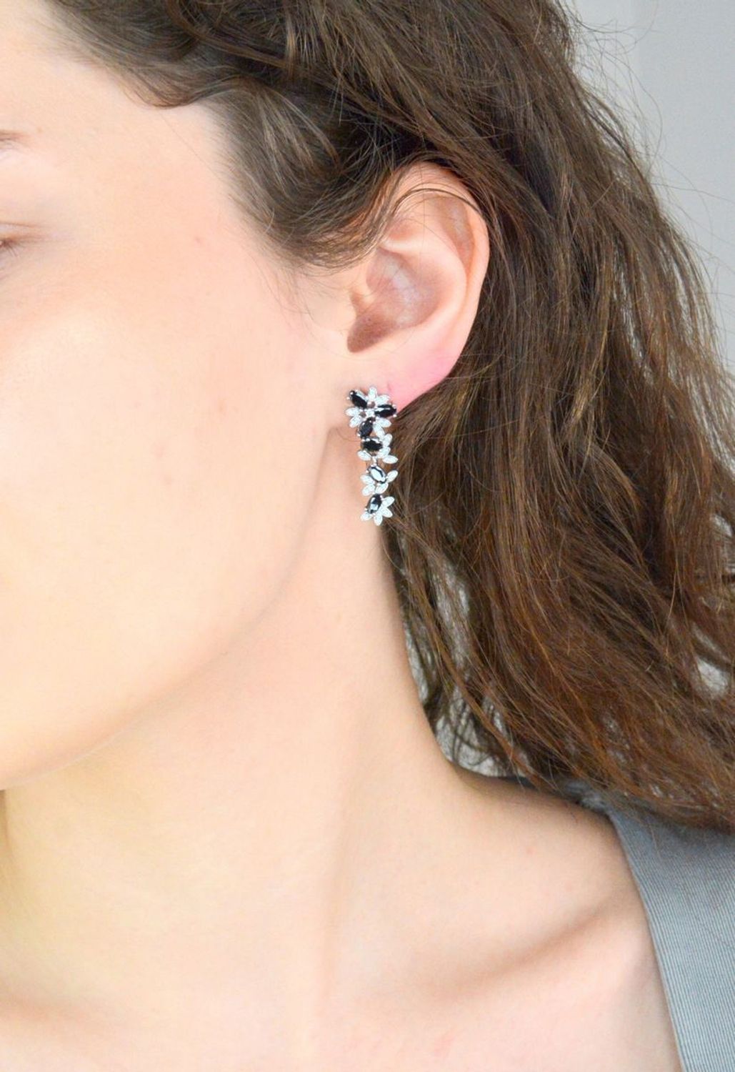 Kolczyki srebrne wiszące kwiatki pr 925, DIA-KLC-12411-925 Srebrne wiszące kolczyki zostały wykonane z najwyższej jakości srebra próby 925, ozdobione białą i czarną cyrkonią1.jpg