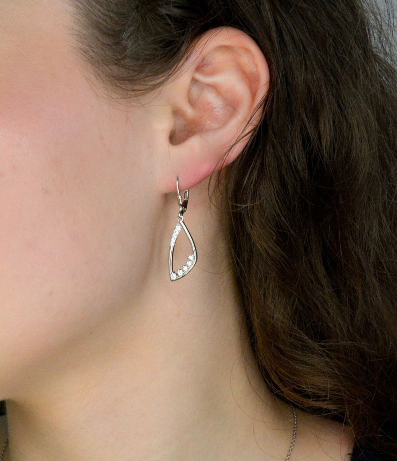 Srebrne kolczyki damskie 925 wiszące z cyrkoniami DIA-KLC-12414-925. Srebrne kolczyki damskie. Kolczyki srebrne angielskie. Kolczyki srebrne na prezent. Kolczyki srebrne damskie z cyrkonią.1.jpg