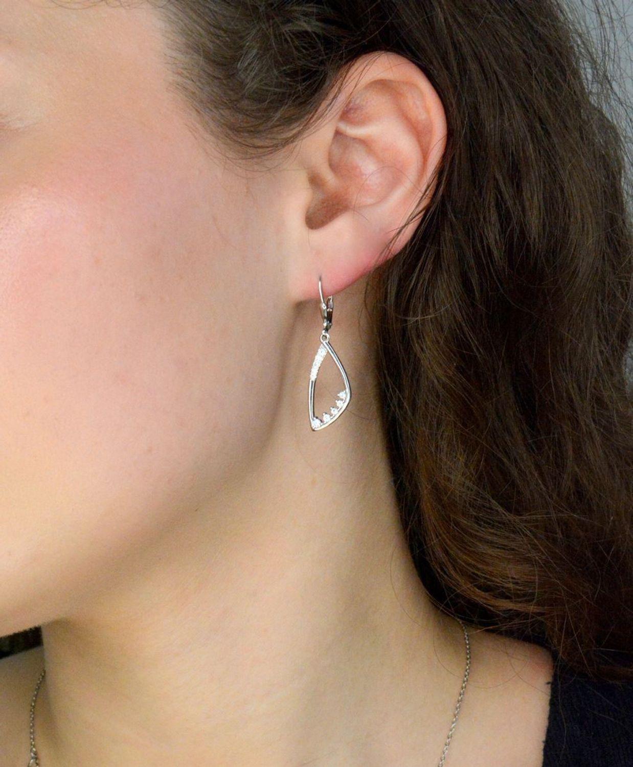 Srebrne kolczyki damskie 925 wiszące z cyrkoniami DIA-KLC-12414-925. Srebrne kolczyki damskie. Kolczyki srebrne angielskie. Kolczyki srebrne na prezent. Kolczyki srebrne damskie z cyrkonią.1.jpg