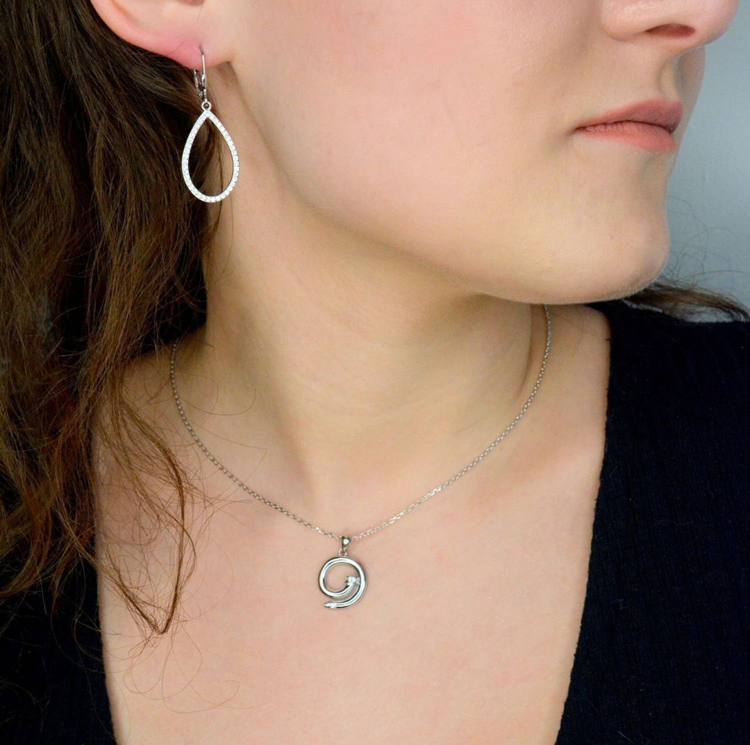 Srebrne kolczyki damskie 925 wiszące łezki z cyrkoniami DIA-KLC-12419-925. Srebrne kolczyki damskie. Kolczyki srebrne angielskie. Kolczyki srebrne na prezent. Kolczyki srebrne damskie z cyrkonią.1.jpg