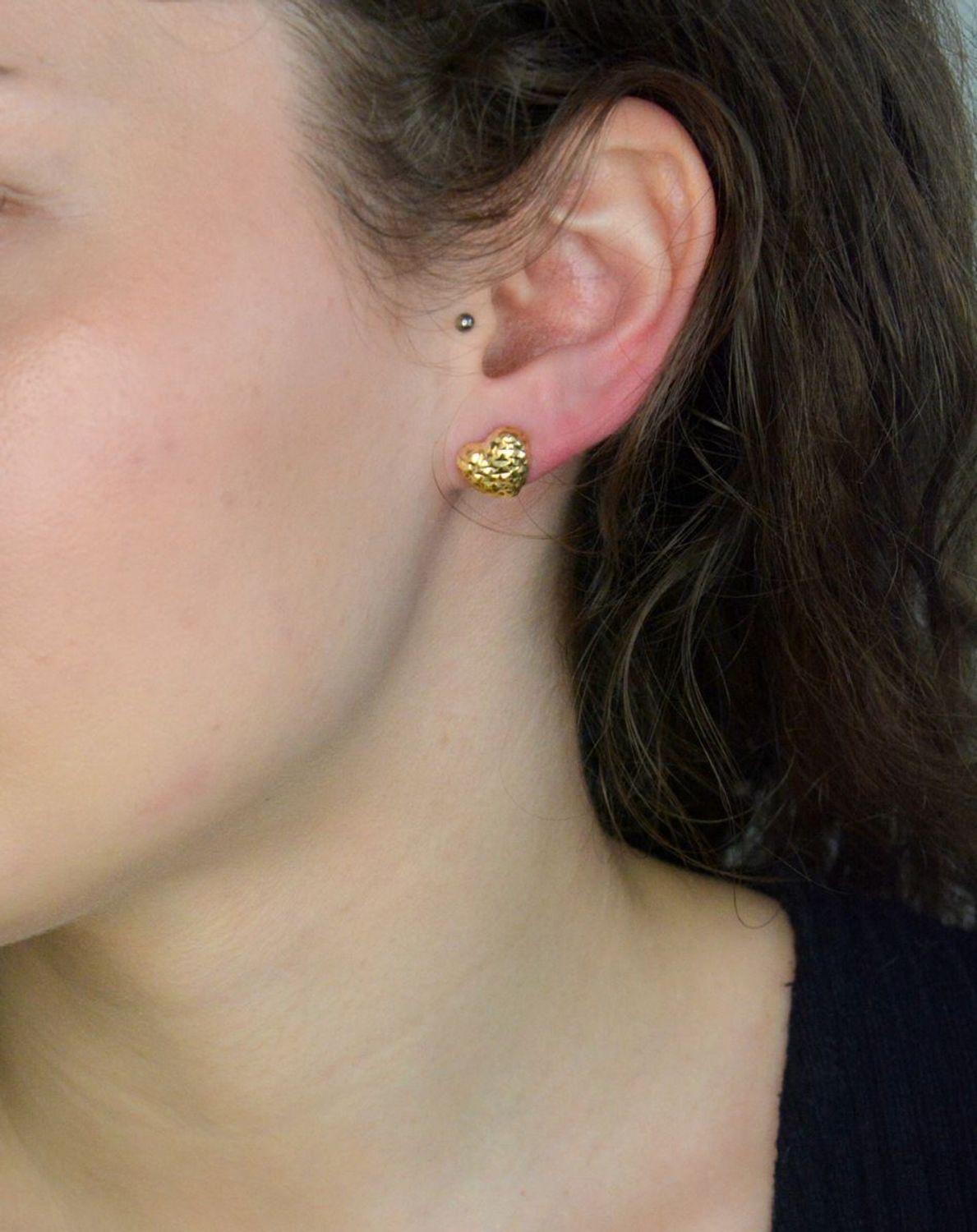 Kolczyki srebrne serca grawerowane pozł. pr 925, DIA-KLC-12421-925  Srebrne kolczyki serca pozłacane zostały wykonane z najwyższej jakości srebra próby 925, ozdobione grawerem1.jpg