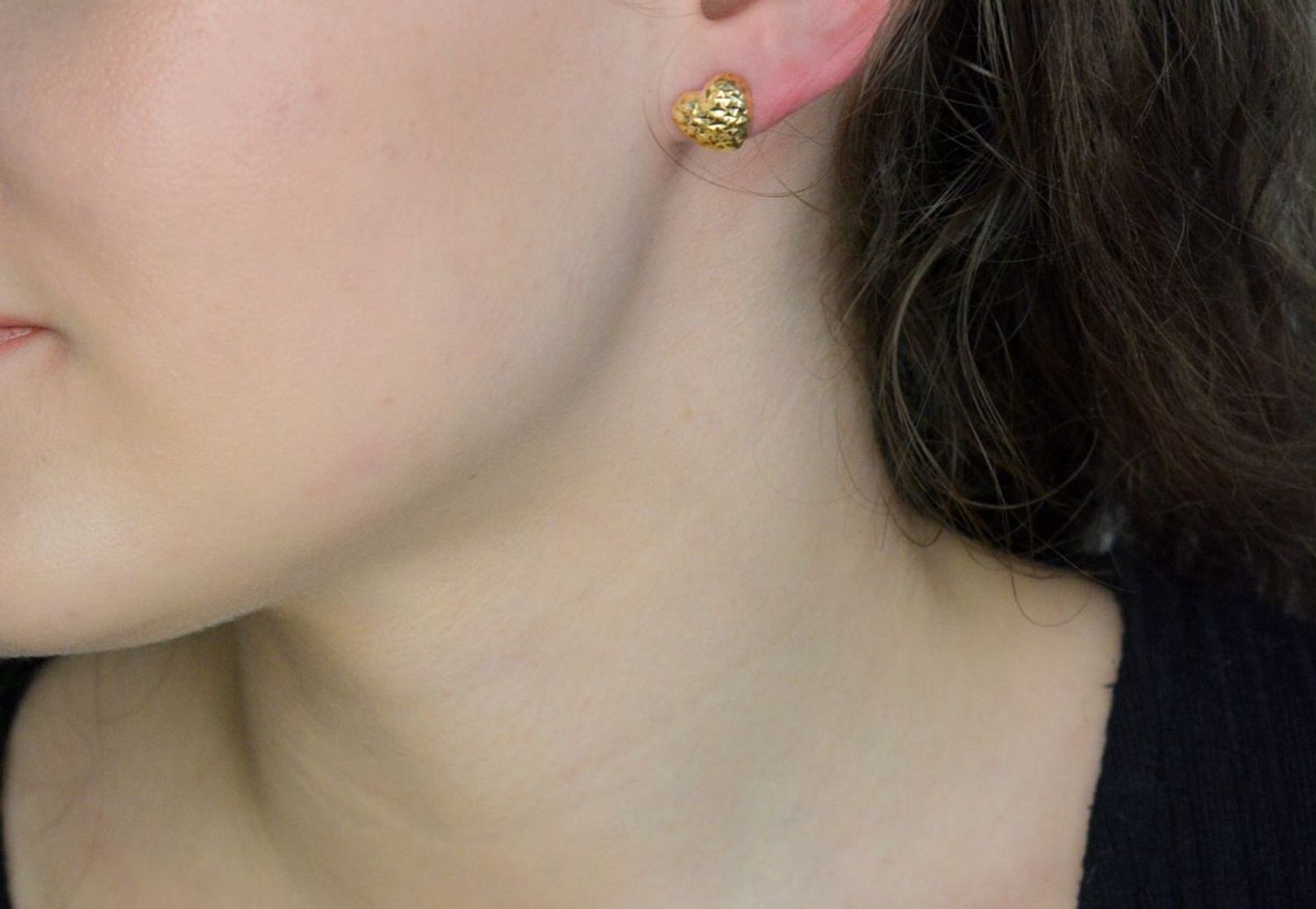 Kolczyki srebrne serca grawerowane pozł. pr 925, DIA-KLC-12421-925  Srebrne kolczyki serca pozłacane zostały wykonane z najwyższej jakości srebra próby 925, ozdobione grawerem1.jpg