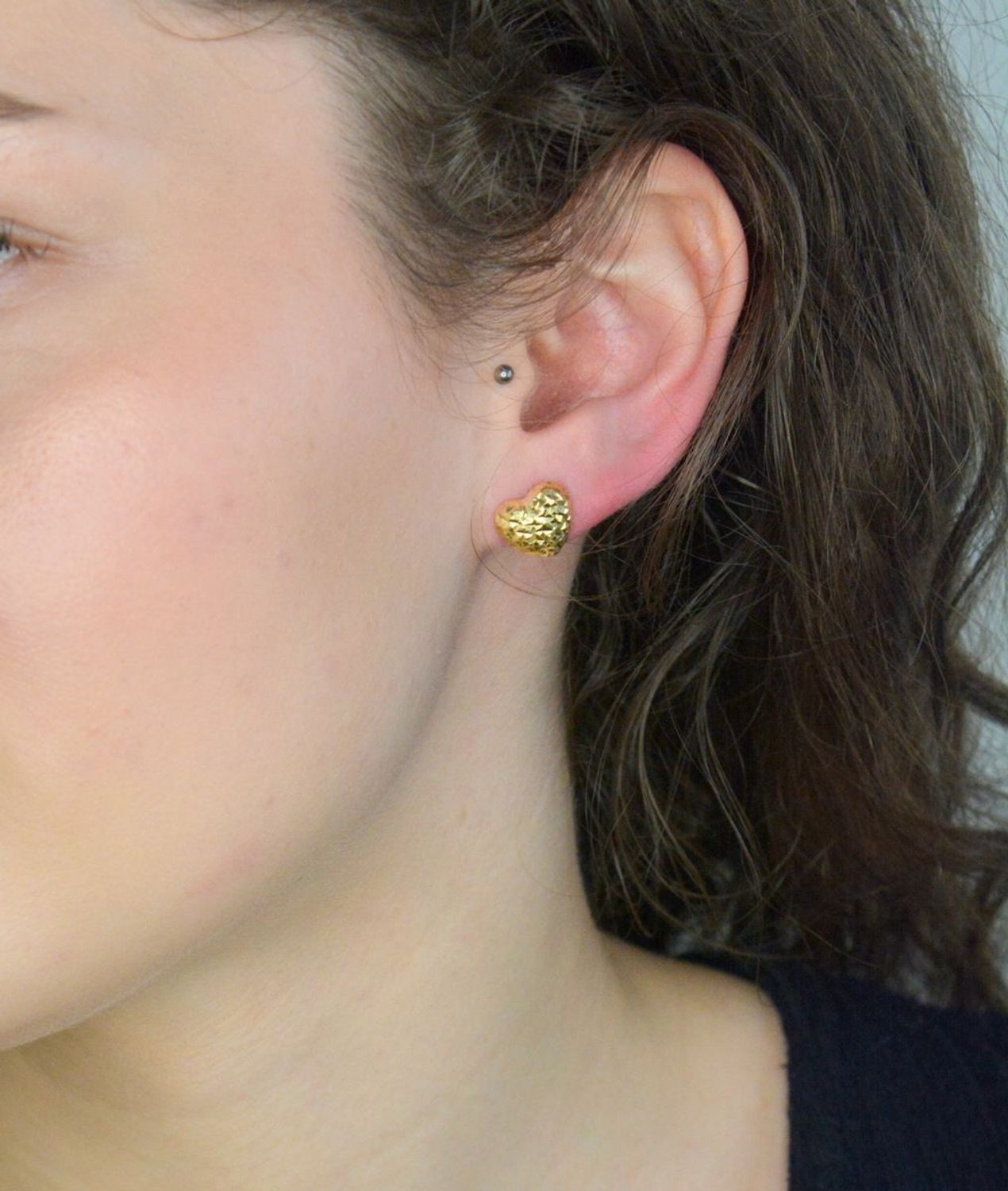 Kolczyki srebrne serca grawerowane pozł. pr 925, DIA-KLC-12421-925  Srebrne kolczyki serca pozłacane zostały wykonane z najwyższej jakości srebra próby 925, ozdobione grawerem1.jpg