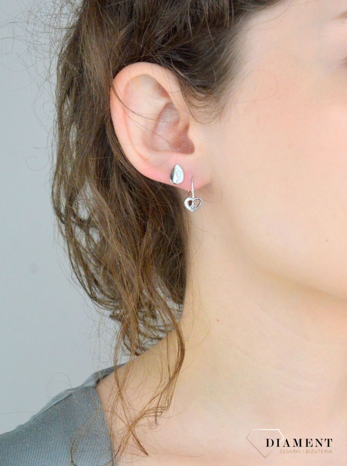 Kolczyki srebrne serduszka bigiel ang. pr 925, DIA-KLC-12422-925 Srebrne kolczyki serduszka zostały wykonane z najwyższej jakości srebra próby 925. Idealny prezent dla każdej kobiety.1.jpg