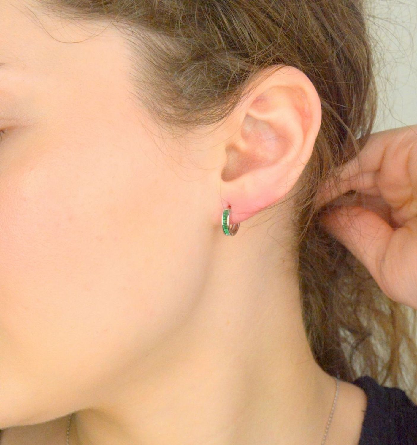 Srebrne kolczyki damskie 925 kółka na zatrzask z zielonymi cyrkoniami DIA-KLC-12423-925. Srebrne kolczyki damskie. Klasyczne srebrne kolczyki. Kolczyki kółka srebrne. Kolczyki dziecięce na prezent.1.jpg