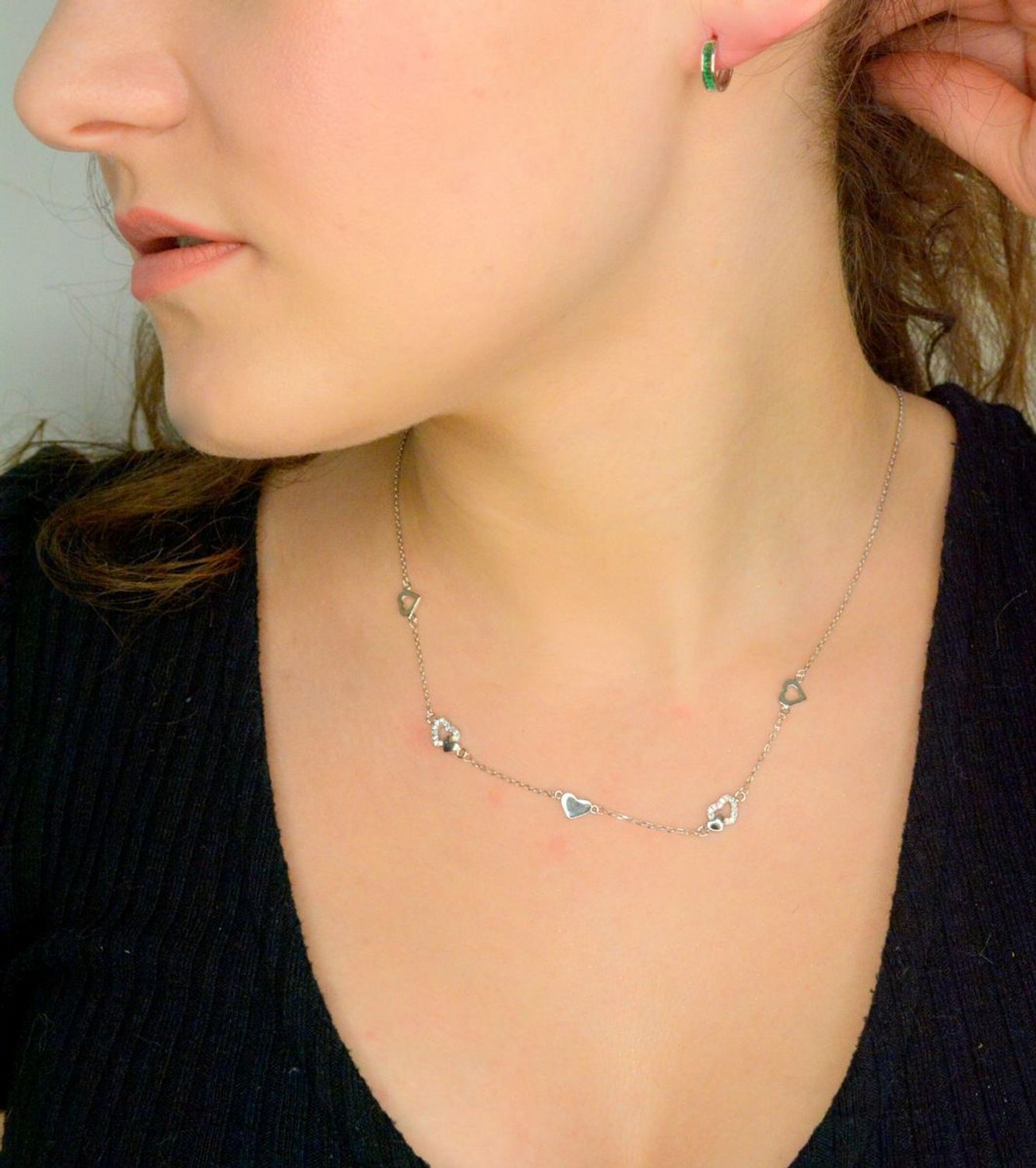 Srebrne kolczyki damskie 925 kółka na zatrzask z zielonymi cyrkoniami DIA-KLC-12423-925. Srebrne kolczyki damskie. Klasyczne srebrne kolczyki. Kolczyki kółka srebrne. Kolczyki dziecięce na prezent.1.jpg