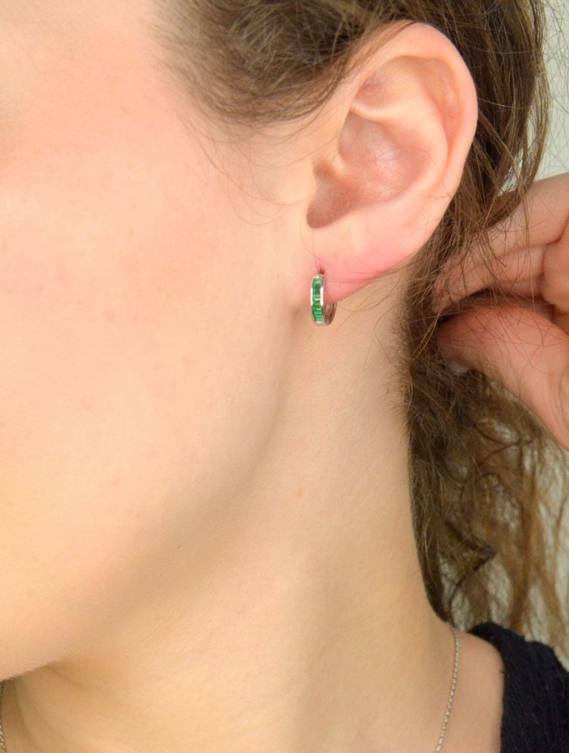 Srebrne kolczyki damskie 925 kółka na zatrzask z zielonymi cyrkoniami DIA-KLC-12423-925. Srebrne kolczyki damskie. Klasyczne srebrne kolczyki. Kolczyki kółka srebrne. Kolczyki dziecięce na prezent.1.jpg