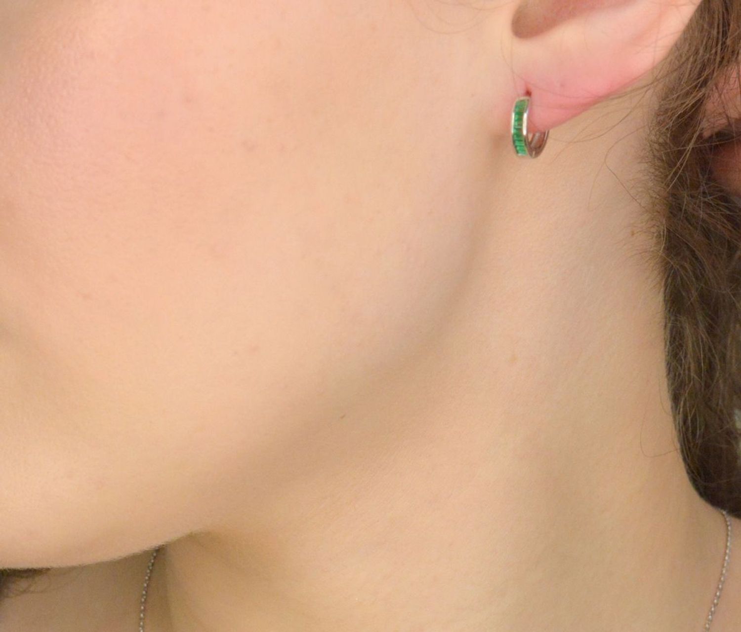 Srebrne kolczyki damskie 925 kółka na zatrzask z zielonymi cyrkoniami DIA-KLC-12423-925. Srebrne kolczyki damskie. Klasyczne srebrne kolczyki. Kolczyki kółka srebrne. Kolczyki dziecięce na prezent.1.jpg