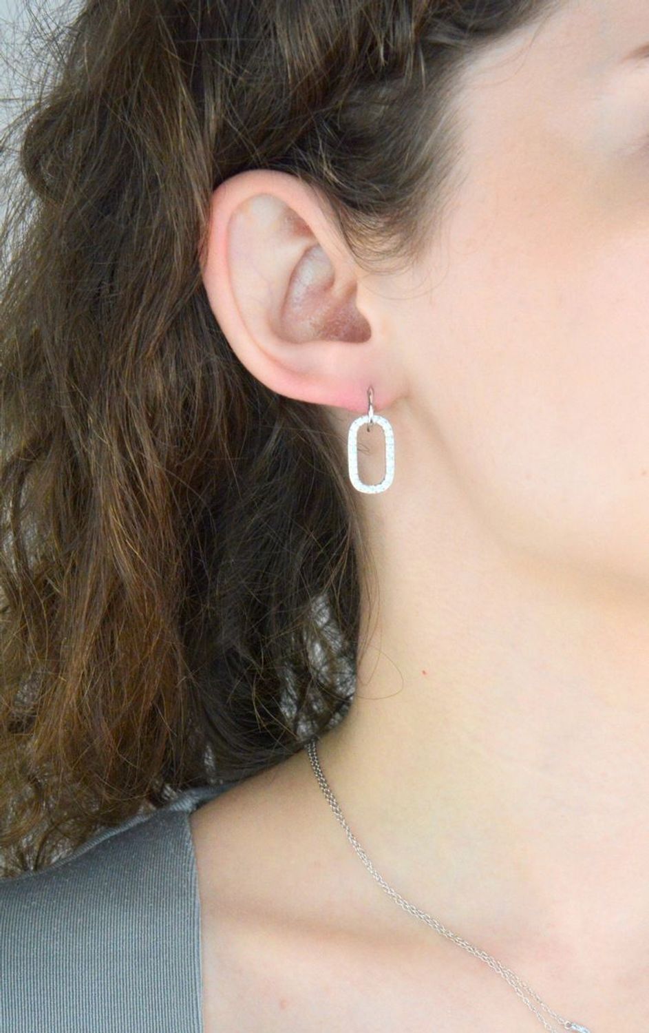 Kolczyki srebrne z cyrkoniami pr 925, DIA-KLC-12426-925 Srebrne kolczyki wiszące zostały wykonane z najwyższej jakości srebra próby 925, ozdobione cyrkoniami. Idealny prezent dla każdej kobiety. 1.jpg