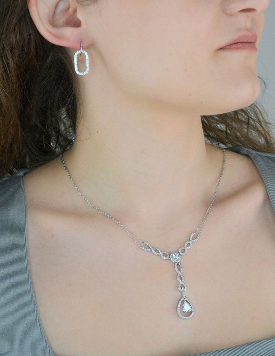 Kolczyki srebrne z cyrkoniami pr 925, DIA-KLC-12426-925 Srebrne kolczyki wiszące zostały wykonane z najwyższej jakości srebra próby 925, ozdobione cyrkoniami. Idealny prezent dla każdej kobiety. 1.jpg