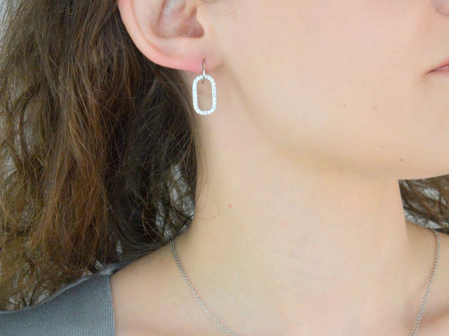 Kolczyki srebrne z cyrkoniami pr 925, DIA-KLC-12426-925 Srebrne kolczyki wiszące zostały wykonane z najwyższej jakości srebra próby 925, ozdobione cyrkoniami. Idealny prezent dla każdej kobiety. 1.jpg