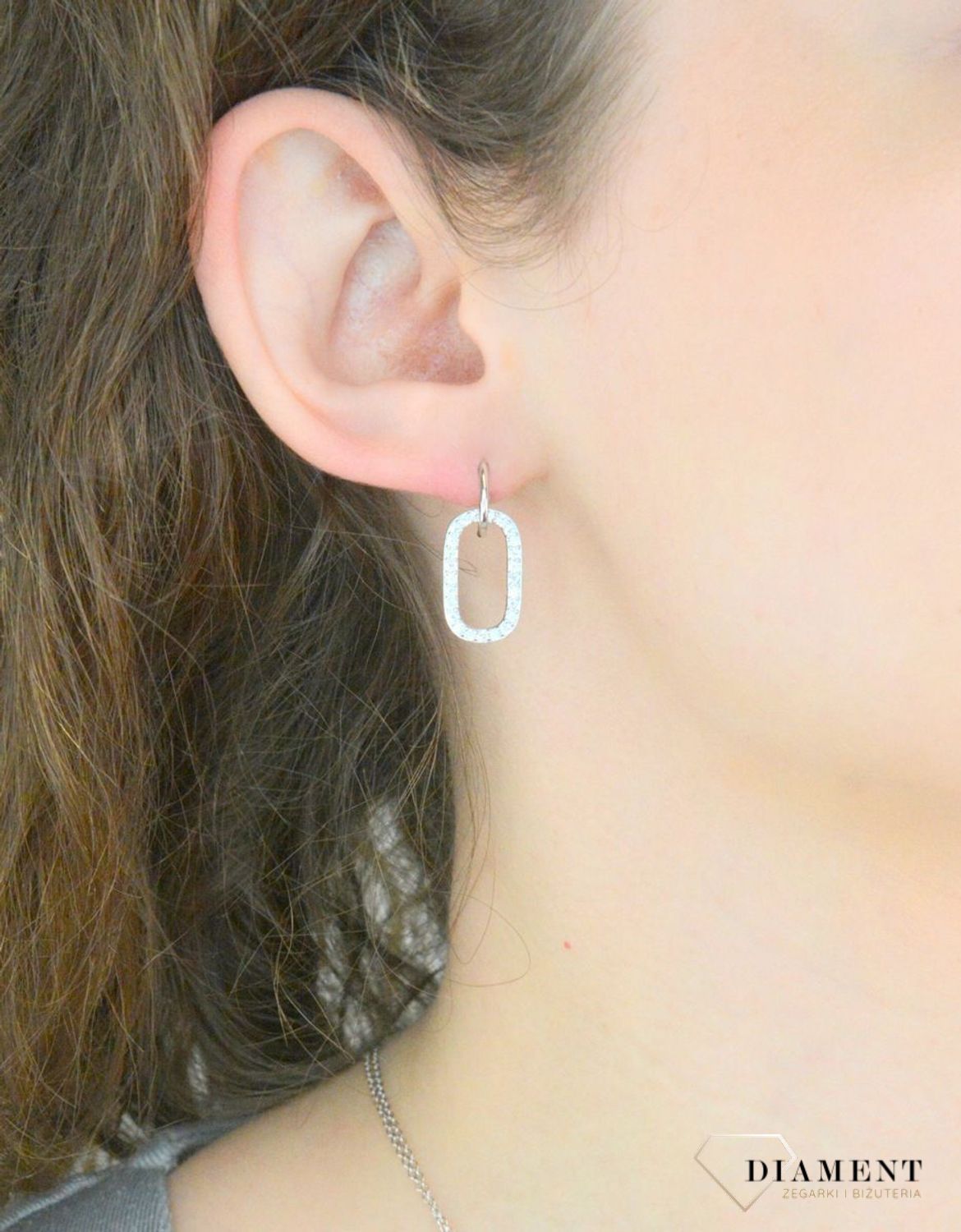 Kolczyki srebrne z cyrkoniami pr 925, DIA-KLC-12426-925 Srebrne kolczyki wiszące zostały wykonane z najwyższej jakości srebra próby 925, ozdobione cyrkoniami. Idealny prezent dla każdej kobiety. 1.jpg