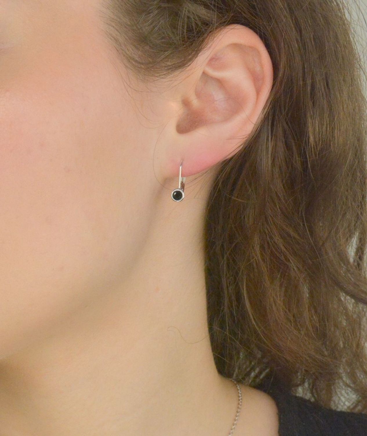 Srebrne kolczyki damskie 925 z czarną cyrkonią DIA-KLC-12429-925. Srebrne kolczyki damskie. Kolczyki srebrne angielskie. Kolczyki srebrne na prezent. Kolczyki srebrne damskie z cyrkonią.1.jpg