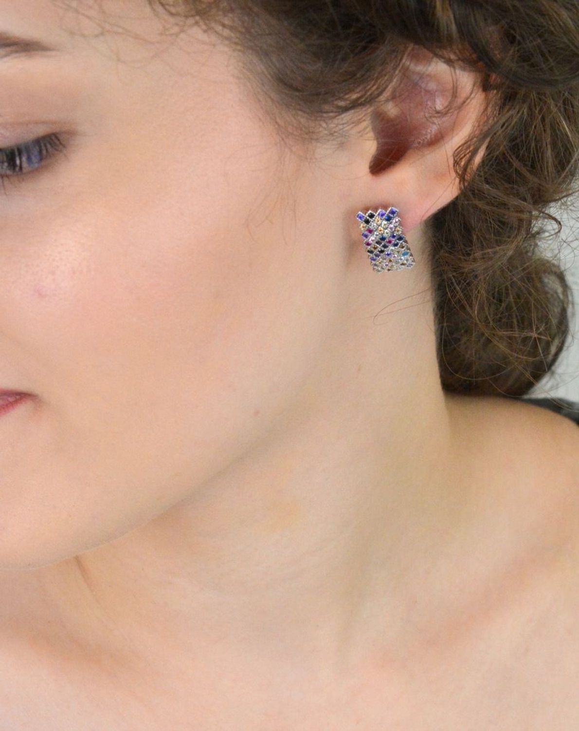 Srebrne kolczyki prostokątne z kolorowymi cyrkoniami. Elegancja i wyrazisty styl w jednym. Próba 925, model DIA-KLC-12530-925 – sprawdź!1.jpg