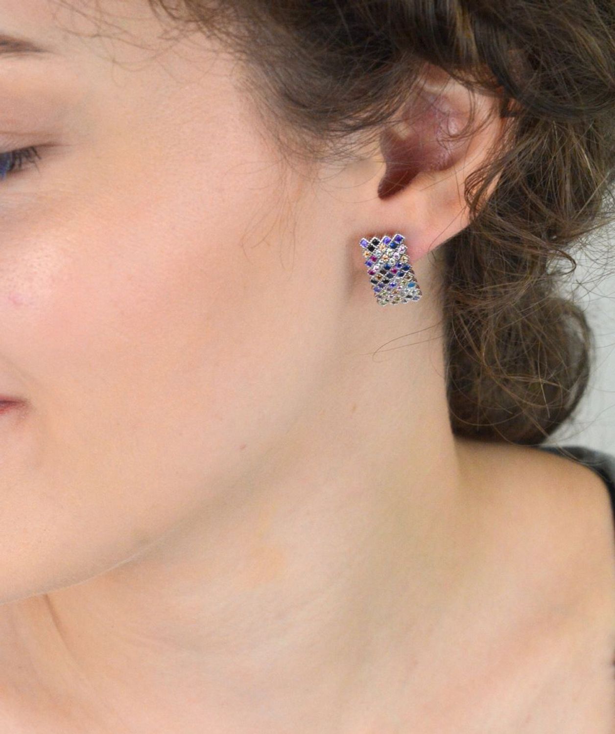 Srebrne kolczyki prostokątne z kolorowymi cyrkoniami. Elegancja i wyrazisty styl w jednym. Próba 925, model DIA-KLC-12530-925 – sprawdź!1.jpg