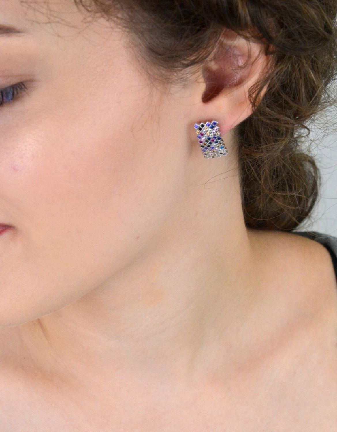 Srebrne kolczyki prostokątne z kolorowymi cyrkoniami. Elegancja i wyrazisty styl w jednym. Próba 925, model DIA-KLC-12530-925 – sprawdź!1.jpg