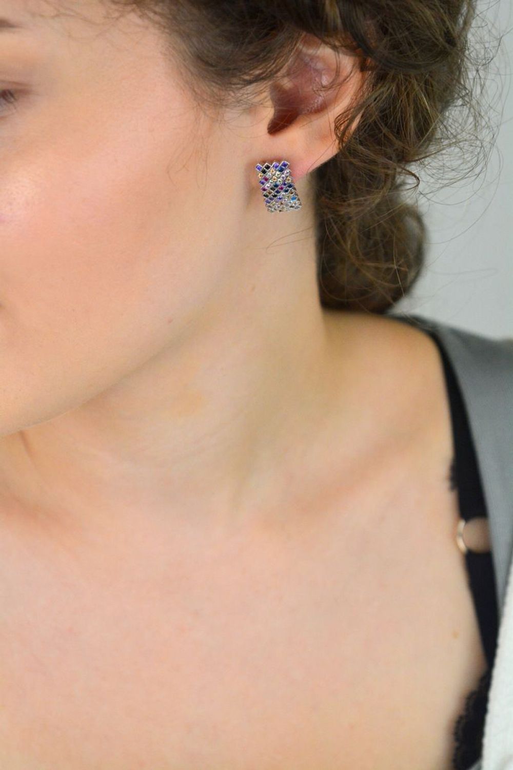 Srebrne kolczyki prostokątne z kolorowymi cyrkoniami. Elegancja i wyrazisty styl w jednym. Próba 925, model DIA-KLC-12530-925 – sprawdź!1.jpg