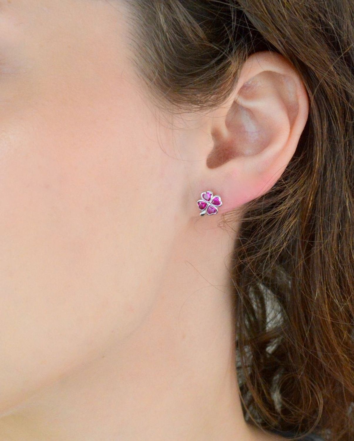 Srebrne kolczyki damskie 925 czerwone koniczynki na sztyft DIA-KLC-12536-925. Srebrne kolczyki damskie. Srebrne kolczyki na sztyft. Kolczyki srebrne damskie. Kolczyki srebrne na prezent.1.jpg