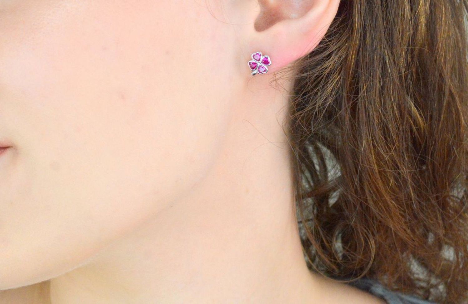 Srebrne kolczyki damskie 925 czerwone koniczynki na sztyft DIA-KLC-12536-925. Srebrne kolczyki damskie. Srebrne kolczyki na sztyft. Kolczyki srebrne damskie. Kolczyki srebrne na prezent.1.jpg