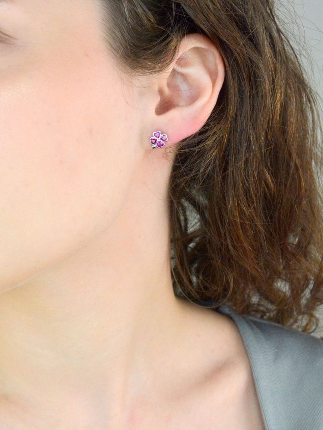 Srebrne kolczyki damskie 925 czerwone koniczynki na sztyft DIA-KLC-12536-925. Srebrne kolczyki damskie. Srebrne kolczyki na sztyft. Kolczyki srebrne damskie. Kolczyki srebrne na prezent.1.jpg