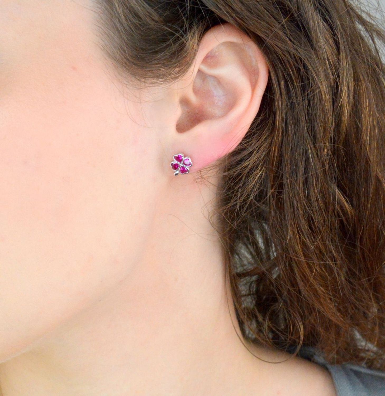 Srebrne kolczyki damskie 925 czerwone koniczynki na sztyft DIA-KLC-12536-925. Srebrne kolczyki damskie. Srebrne kolczyki na sztyft. Kolczyki srebrne damskie. Kolczyki srebrne na prezent.1.jpg