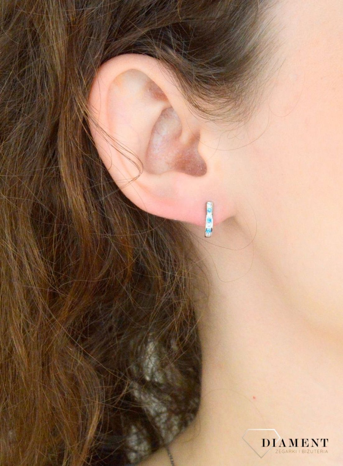 Srebrne kolczyki damskie 925 z niebieskimi cyrkoniami zapięcie angielskie DIA-KLC-12541-925. Srebrne kolczyki zostały wykonane z najwyższej jakości srebra próby 925. Idealny prezent dla każdej kobiety. 1.jpg