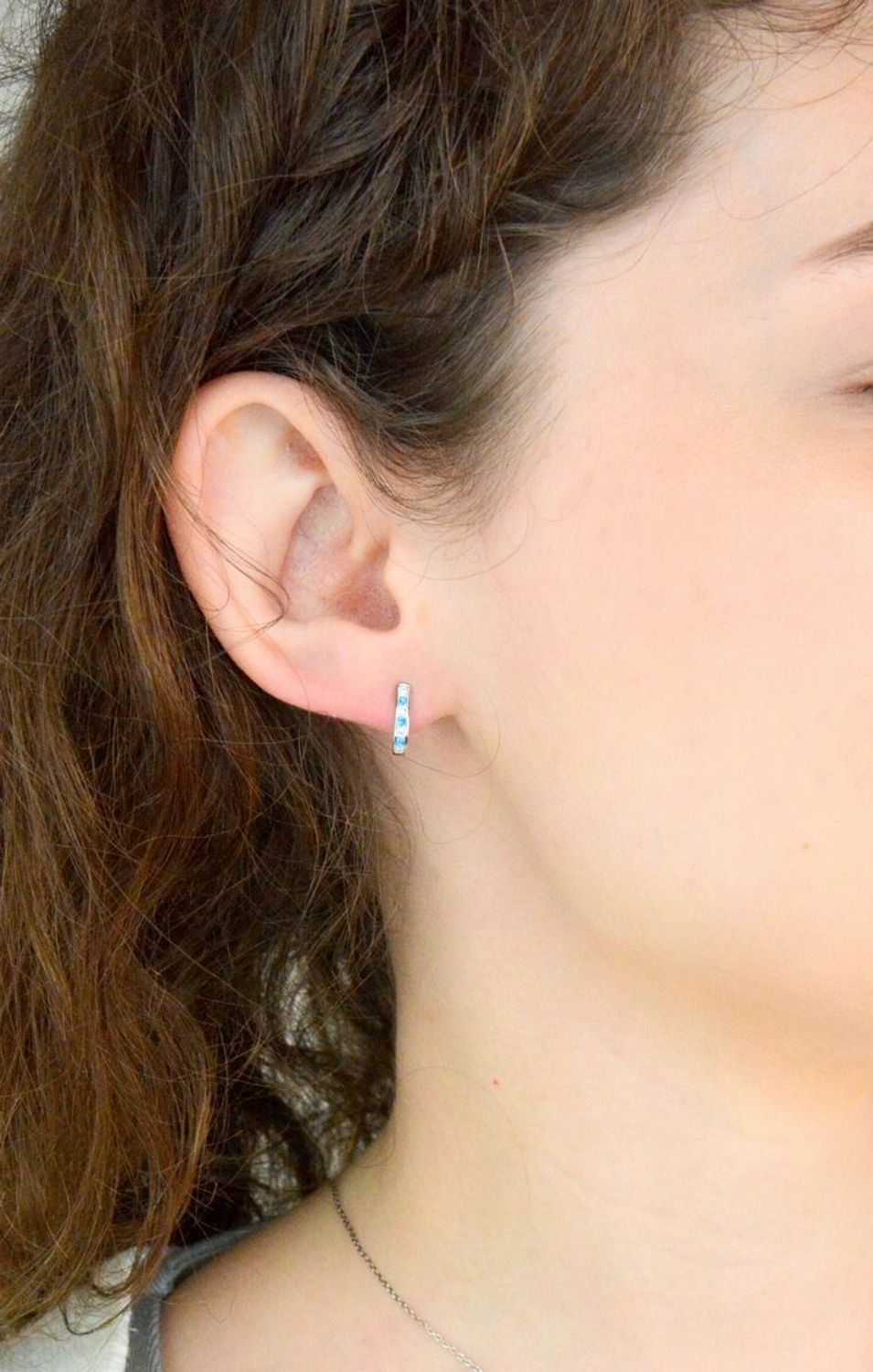 Srebrne kolczyki damskie 925 z niebieskimi cyrkoniami zapięcie angielskie DIA-KLC-12541-925. Srebrne kolczyki zostały wykonane z najwyższej jakości srebra próby 925. Idealny prezent dla każdej kobiety. 1.jpg