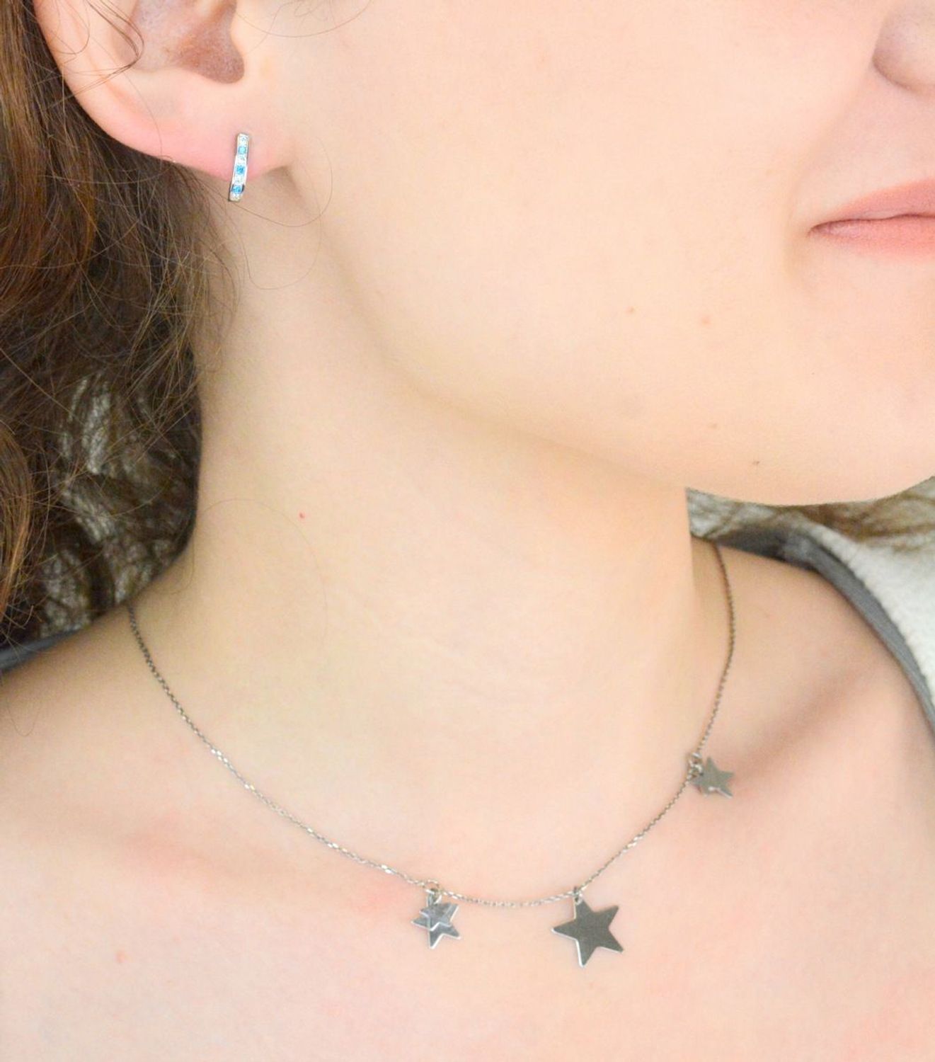 Srebrne kolczyki damskie 925 z niebieskimi cyrkoniami zapięcie angielskie DIA-KLC-12541-925. Srebrne kolczyki zostały wykonane z najwyższej jakości srebra próby 925. Idealny prezent dla każdej kobiety. 1.jpg