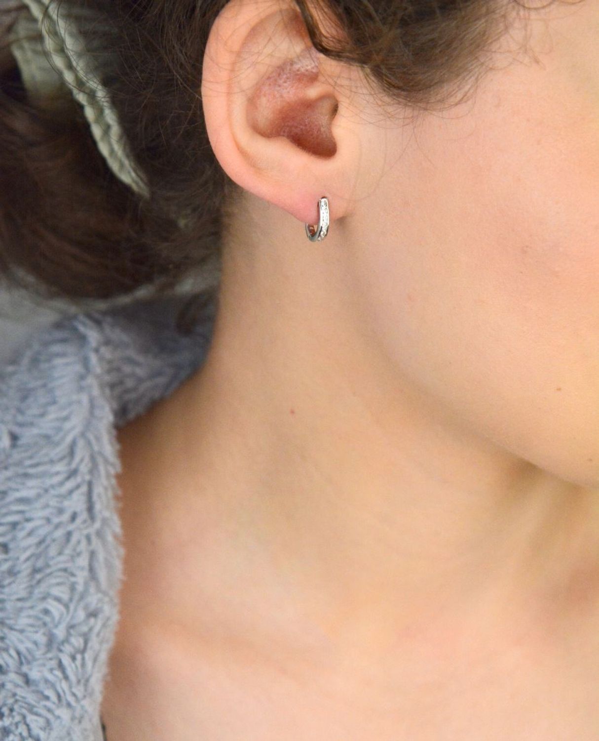 Eleganckie kolczyki srebrne z cyrkoniami, próba 925, na wygodne zapięcie angielskie. Klasyczna biżuteria idealna na prezent – piękno i wygoda w jednym1.jpg