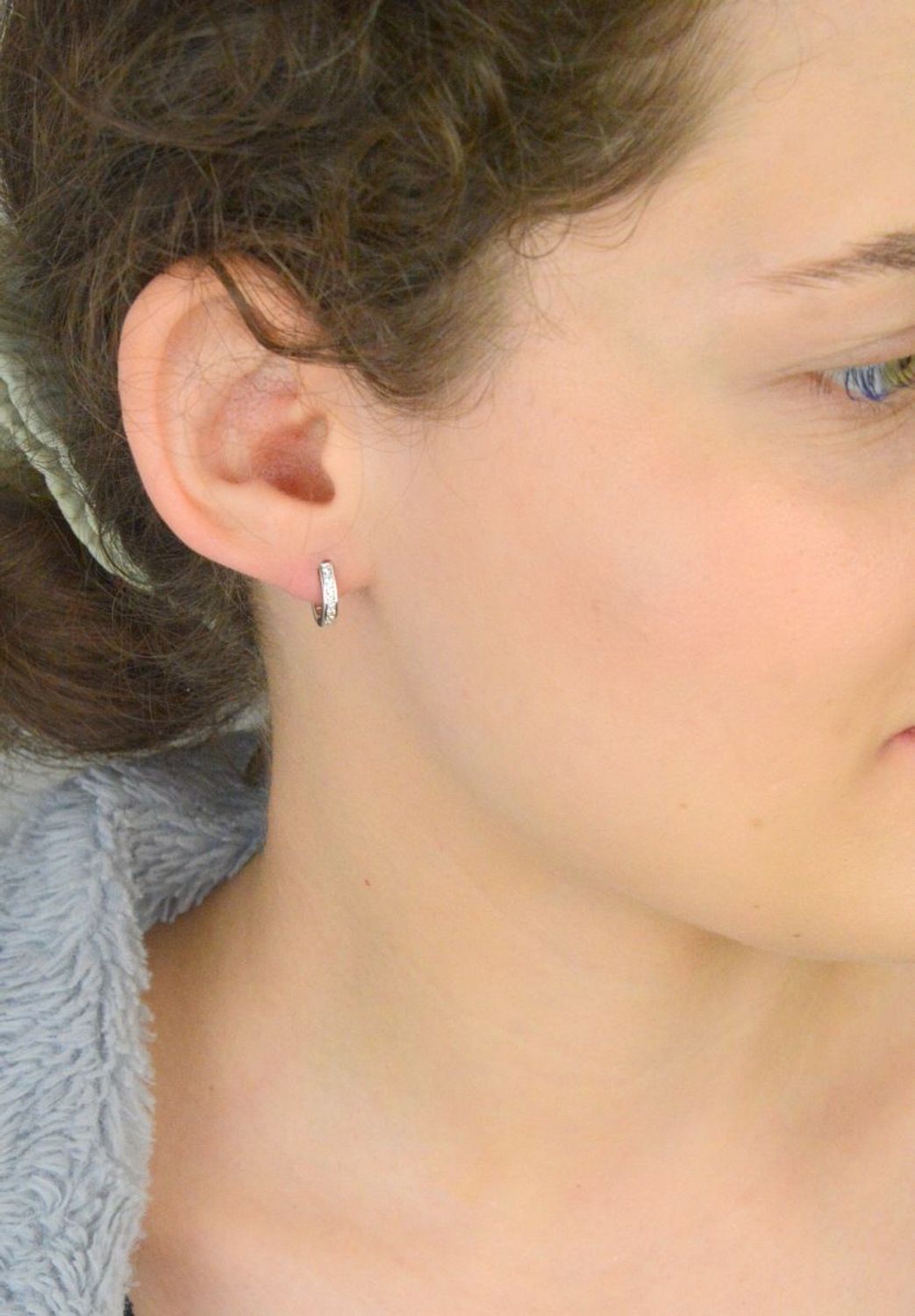 Eleganckie kolczyki srebrne z cyrkoniami, próba 925, na wygodne zapięcie angielskie. Klasyczna biżuteria idealna na prezent – piękno i wygoda w jednym1.jpg