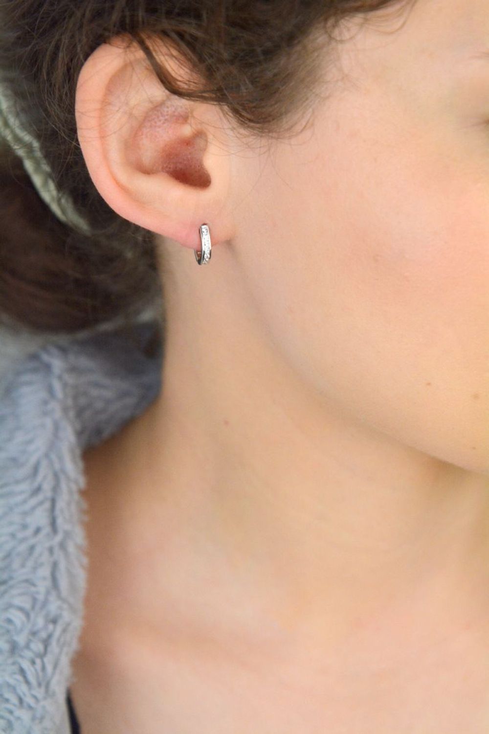 Eleganckie kolczyki srebrne z cyrkoniami, próba 925, na wygodne zapięcie angielskie. Klasyczna biżuteria idealna na prezent – piękno i wygoda w jednym1.jpg