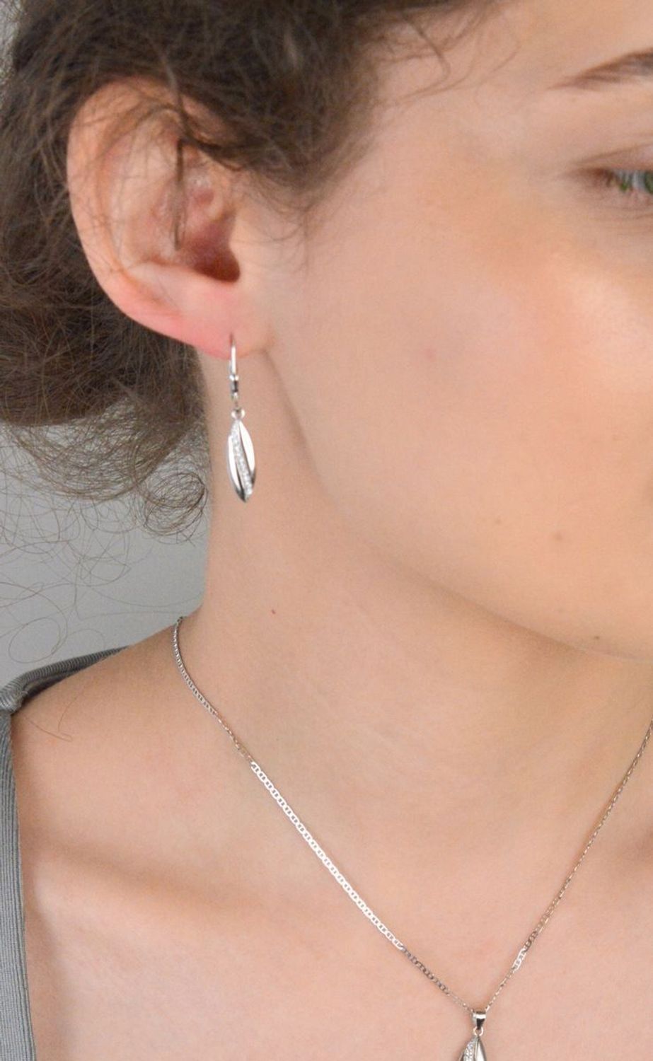 Kolczyki srebrne wiszące z cyrkoniami próba 925, DIA-KLC-12543-925 Te wiszące kolczyki srebrne z cyrkoniami to idealna propozycja dla kobiet, które kochają połączenie klasyki z wyrafinowanym bły.jpg