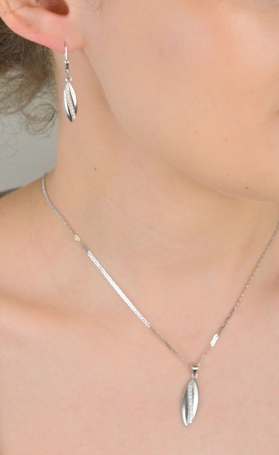 Kolczyki srebrne wiszące z cyrkoniami próba 925, DIA-KLC-12543-925 Te wiszące kolczyki srebrne z cyrkoniami to idealna propozycja dla kobiet, które kochają połączenie klasyki z wyrafinowanym bły.jpg