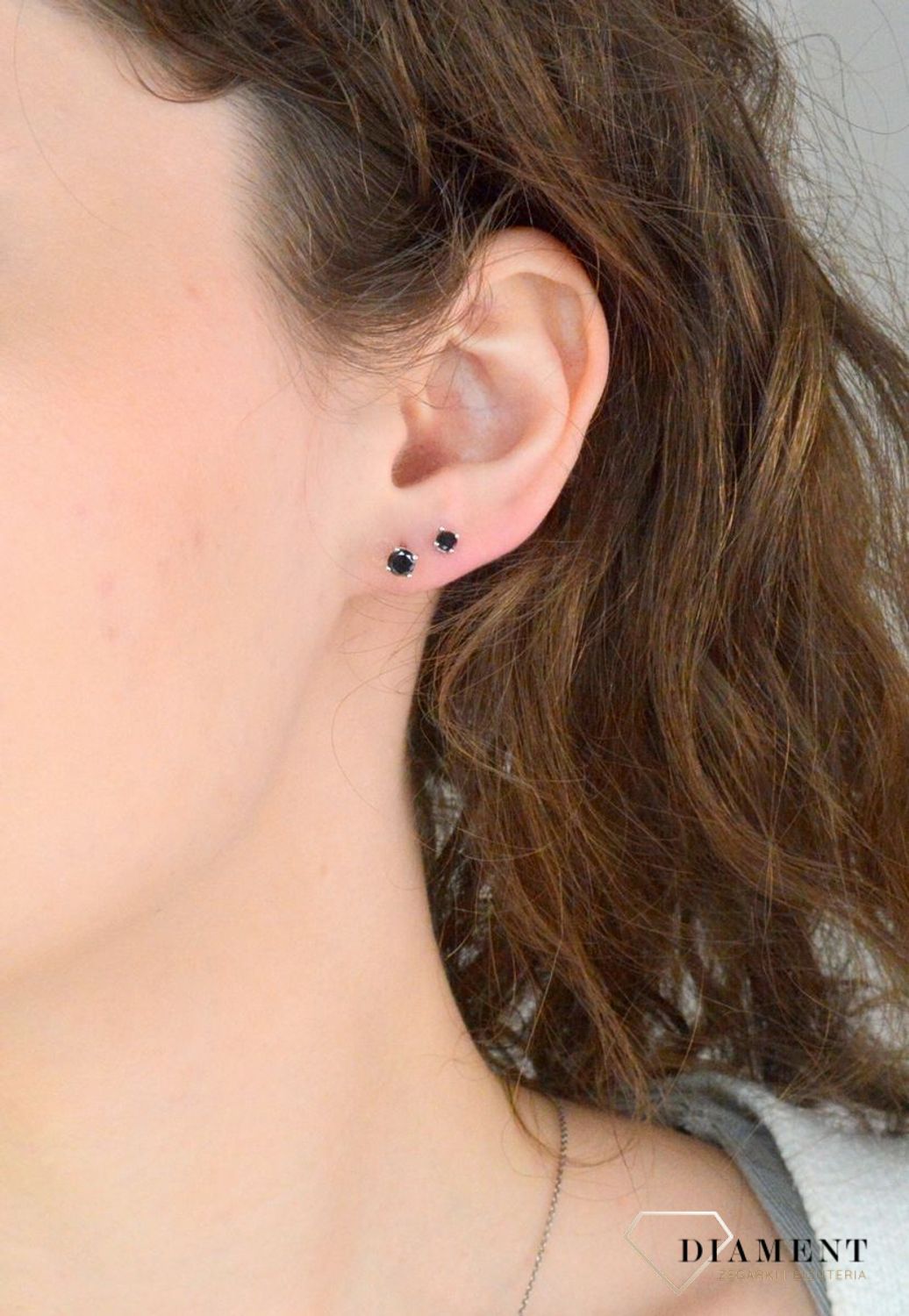 Srebrne kolczyki damskie 925 z czarną cyrkonią na sztyft DIA-KLC-12547-925. Srebrne kolczyki damskie. Srebrne kolczyki na sztyft. Kolczyki srebrne damskie. Kolczyki srebrne na prezent.1.jpg