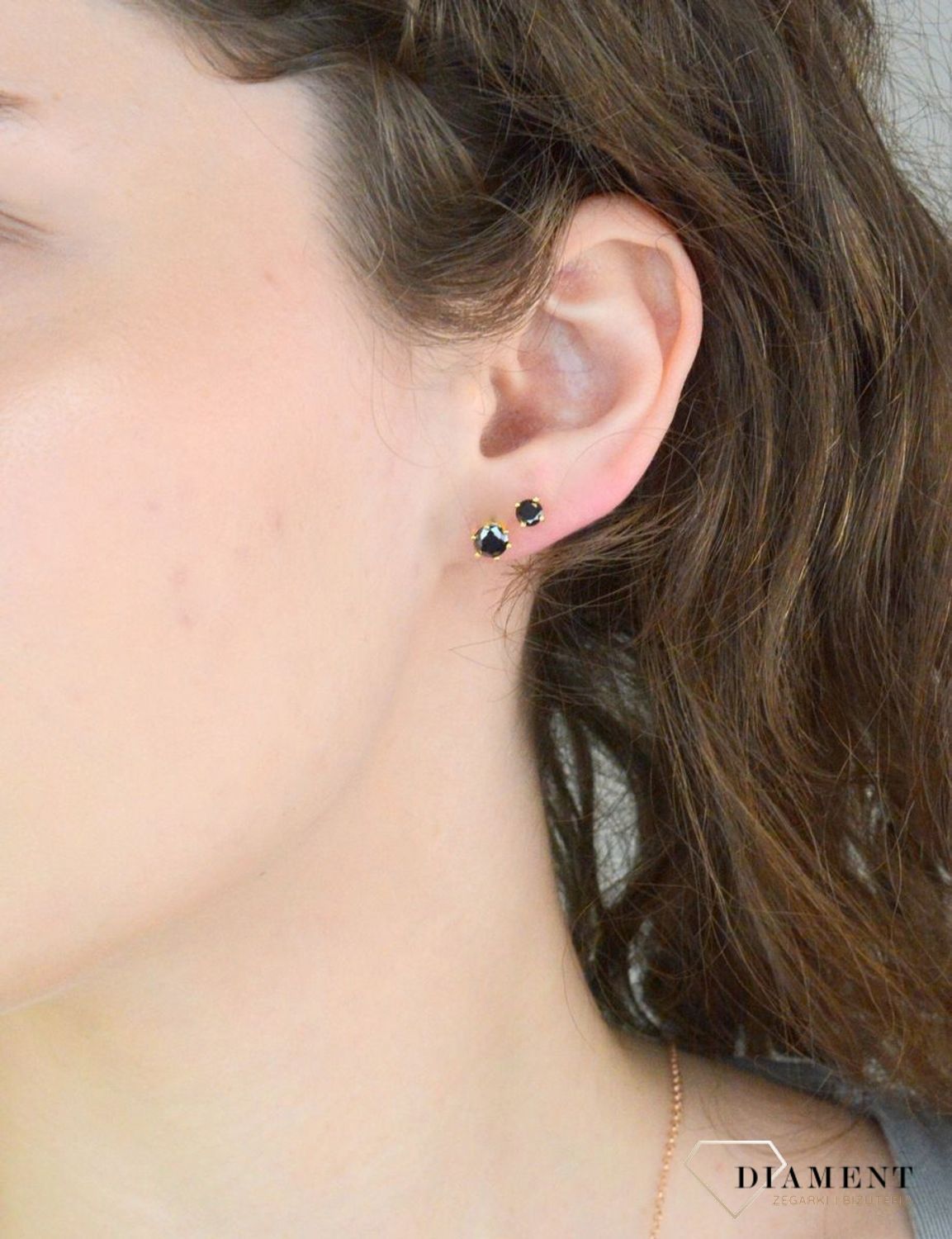 Srebrne kolczyki damskie 925 pozłacane z czarną cyrkonią na sztyft DIA-KLC-12550-925. Srebrne kolczyki damskie. Srebrne kolczyki pozłacane. Klasyczne kolczyki pozłacane na sztyft. Kolczyki srebrne damskie. 1.jpg