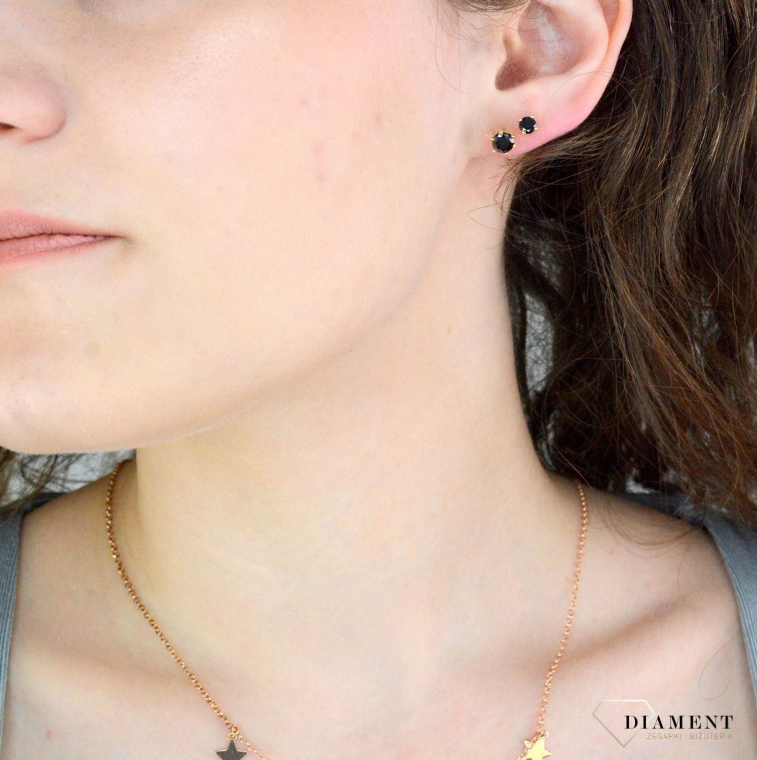 Srebrne kolczyki damskie 925 pozłacane z czarną cyrkonią na sztyft DIA-KLC-12550-925. Srebrne kolczyki damskie. Srebrne kolczyki pozłacane. Klasyczne kolczyki pozłacane na sztyft. Kolczyki srebrne damskie. 1.jpg