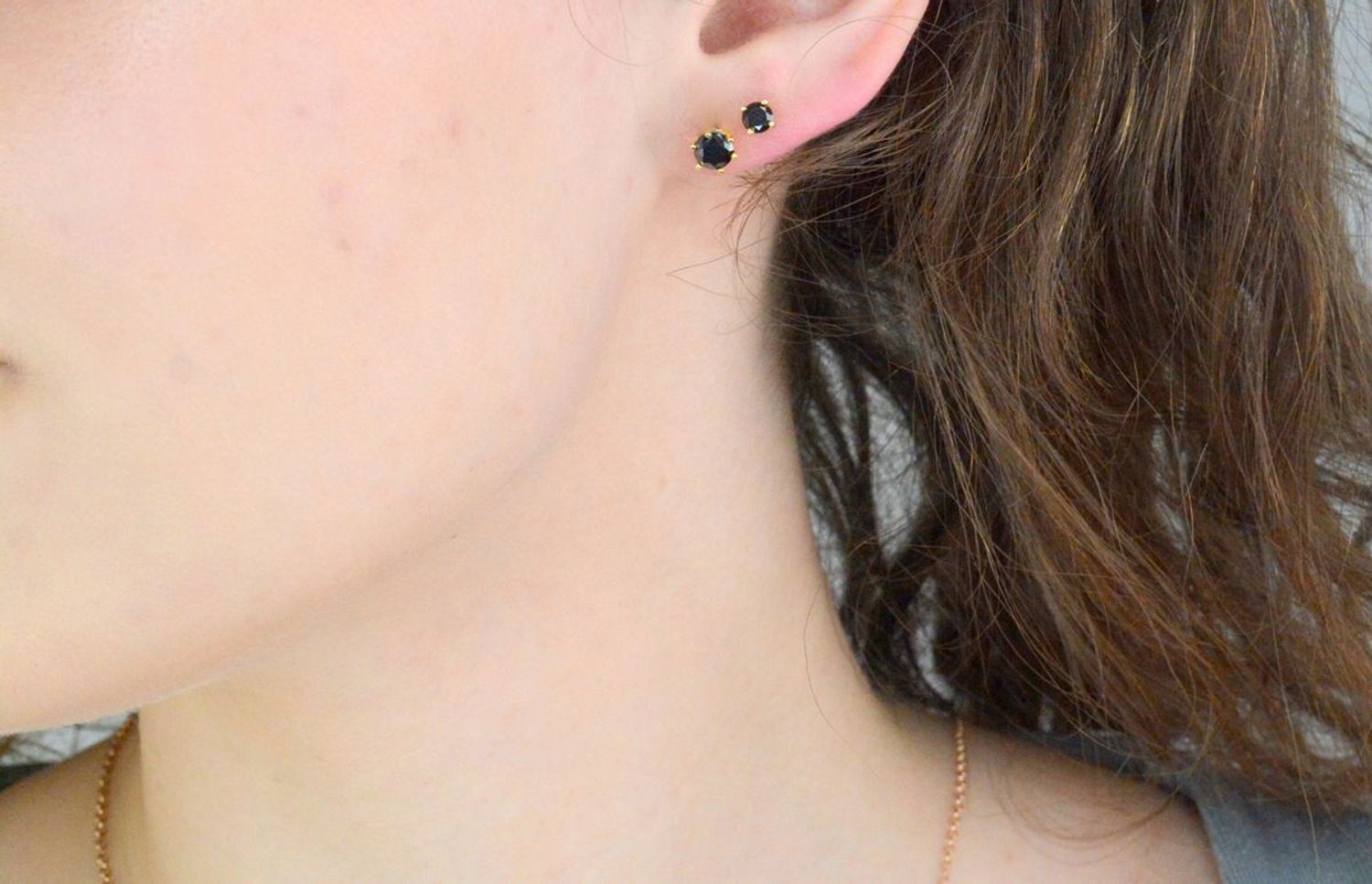 Srebrne kolczyki damskie 925 pozłacane z czarną cyrkonią na sztyft DIA-KLC-12550-925. Srebrne kolczyki damskie. Srebrne kolczyki pozłacane. Klasyczne kolczyki pozłacane na sztyft. Kolczyki srebrne damskie. 1.jpg