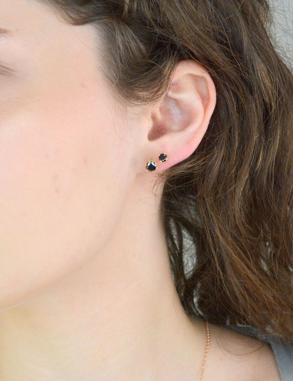 Srebrne kolczyki damskie 925 pozłacane z czarną cyrkonią na sztyft DIA-KLC-12550-925. Srebrne kolczyki damskie. Srebrne kolczyki pozłacane. Klasyczne kolczyki pozłacane na sztyft. Kolczyki srebrne damskie. 1.jpg