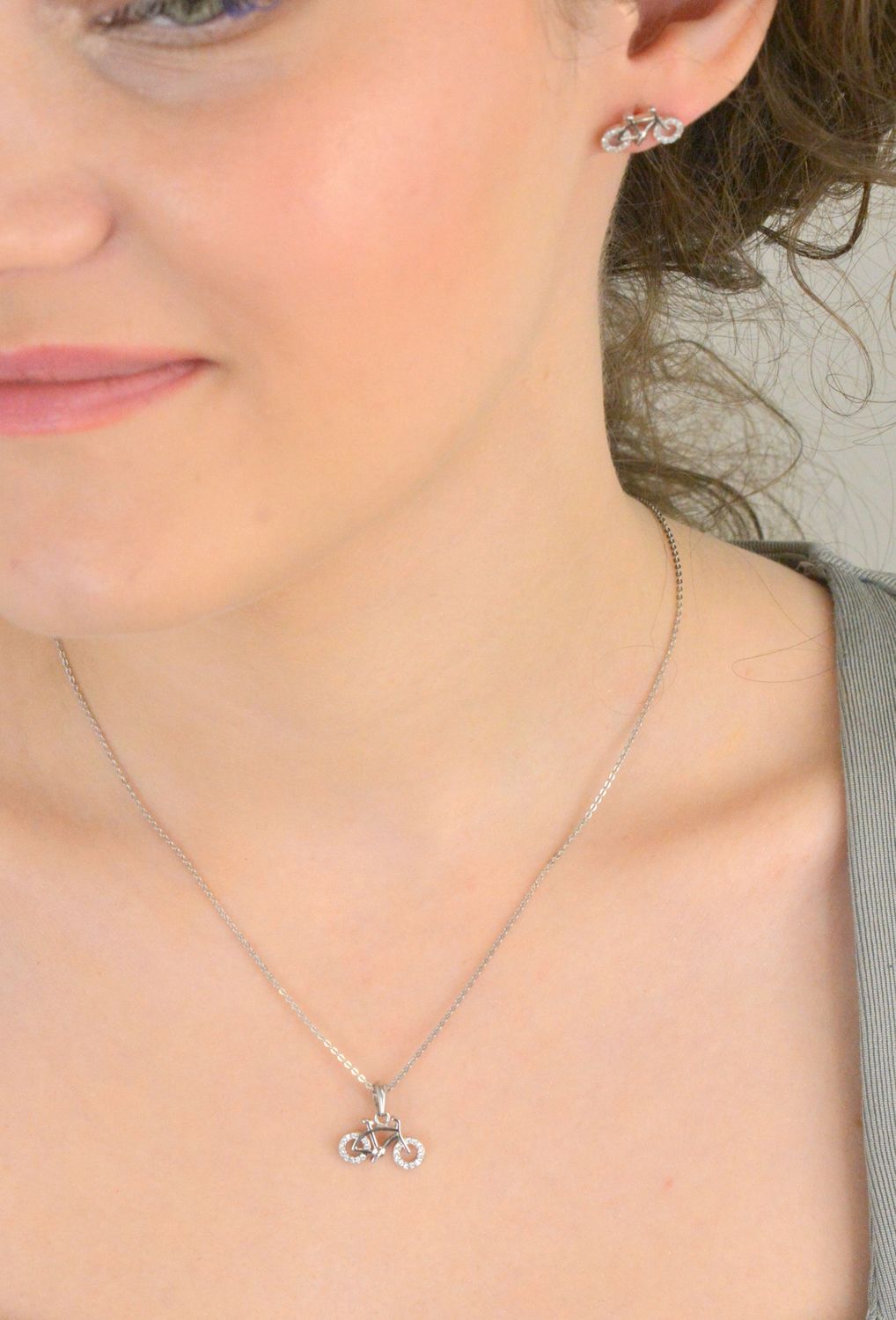 Srebrne kolczyki próba 925 Rower ozdobiony cyrkonią DIA-KLC-12595-925. Srebrne kolczyki w kształcie roweru zostały wykonane z najwyższej jakości srebra próby 925. Idealne na prezent dla osoby, 1.jpg