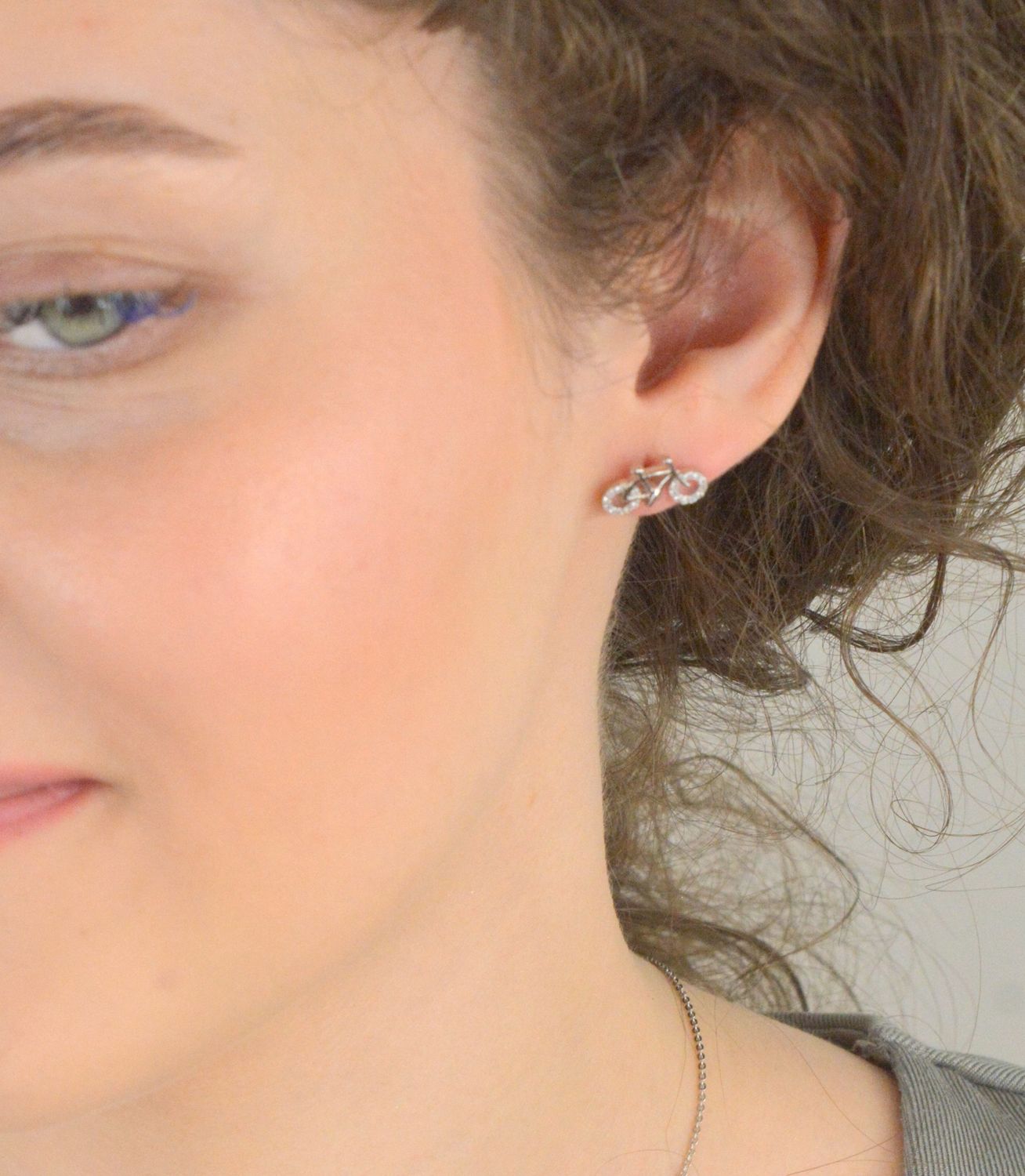 Srebrne kolczyki próba 925 Rower ozdobiony cyrkonią DIA-KLC-12595-925. Srebrne kolczyki w kształcie roweru zostały wykonane z najwyższej jakości srebra próby 925. Idealne na prezent dla osoby, 1.jpg